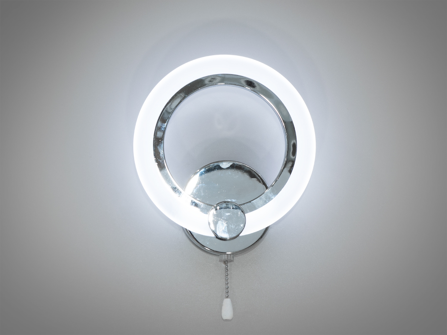 Кругле світлодіодне бра в спальню використовується для читання та освітлення. Застосовується для спальні, зали, вітальні, коридору.
За допомогою вимикача можна змінювати колірну температуру світильника: теплий 3200&deg;К, нейтральний 4100&deg;К, холодний 6000&deg;К. Колірна температура перемикається простим вимкненням-включенням світильника, як з настінного вимикача, так і шнурком на самому бра.
Завдяки сучасним світлодіодним технологіям, бра економічно споживає енергію, знижуючи витрати на електроенергію та впливаючи на екологічну стійкість домогосподарства.
Кріпиться до стін будь-якого типу універсальним кріпленням на монтажну планку.