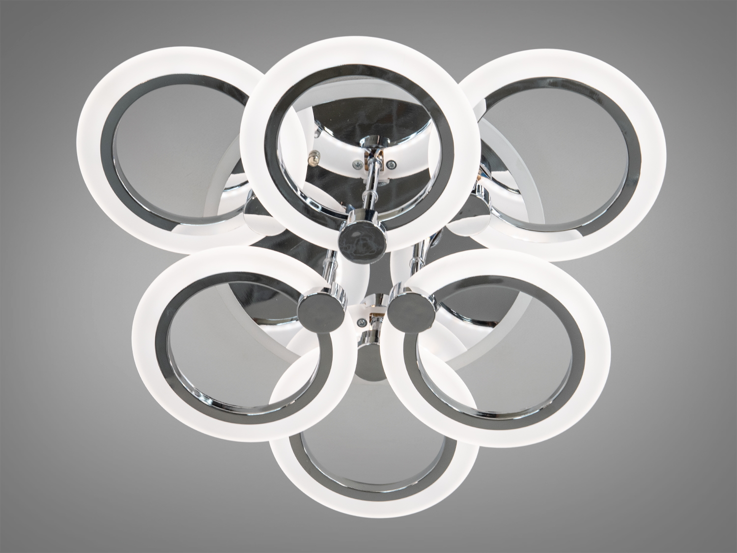 Стильна світлодіодна люстра в спальню більше, ніж просто освітлювальний прилад. Це справжня прикраса інтерєру, що поєднує технологічність, елегантність та сучасний дизайн.