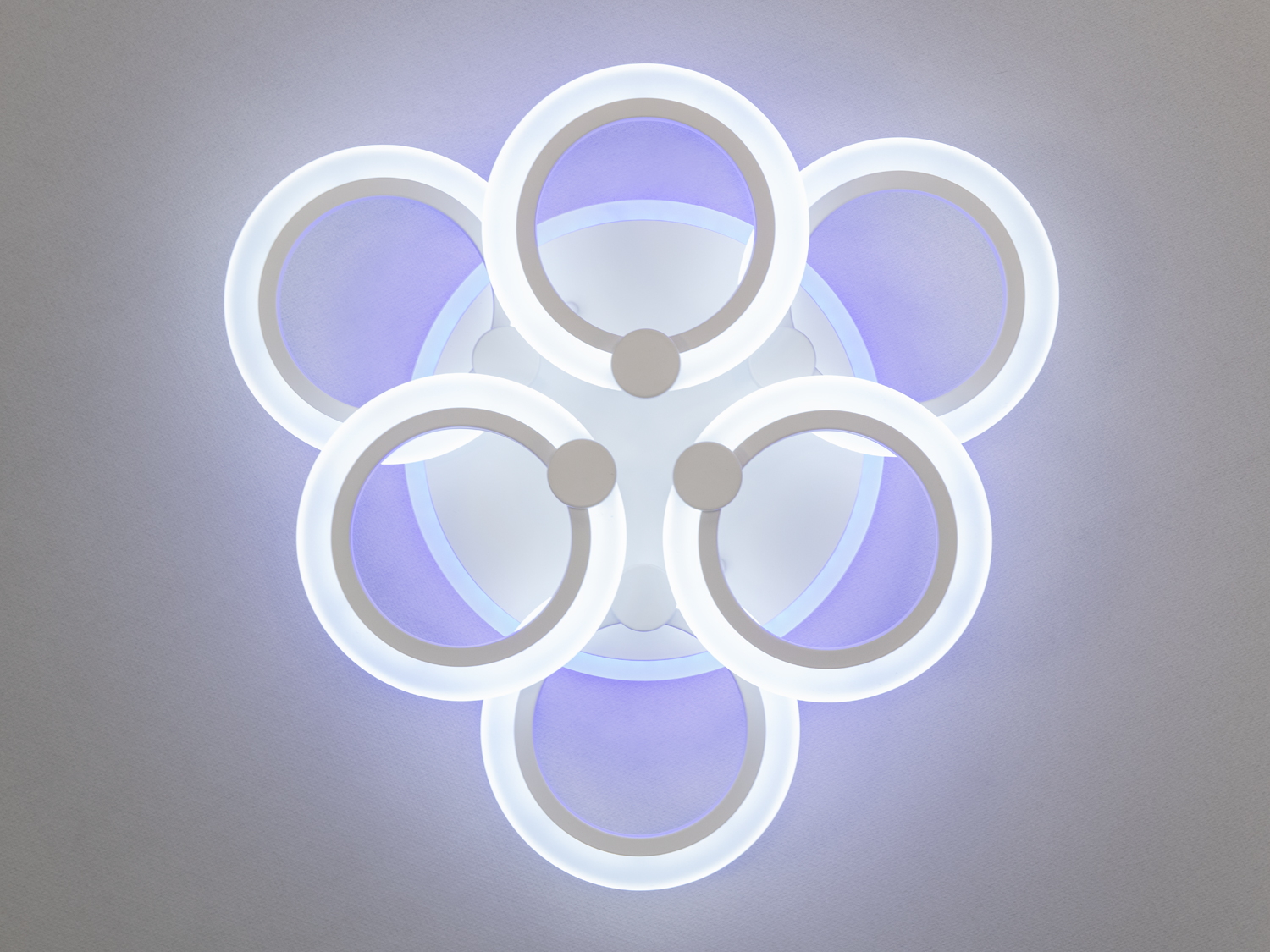 Стельова LED люстра в дитячу з нічником - це втілення мякої гармонії та плавності форм, що створюють відчуття легкості та вишуканого ритму. Конструкція люстри заснована на поєднанні шести округлих модулів, які зєднуються в елегантний квітковий візерунок.