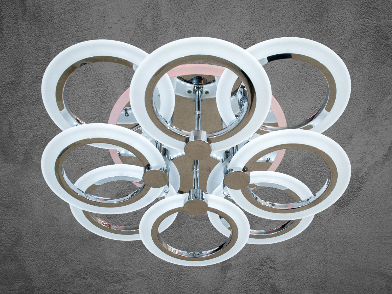 LED-люстра в спальню з колами та LED підсвічуванням, з пультом, з димером підходить на площу приміщення приблизно 16кв.м. Застосовується для зали, вітальні, спальні, кухні, коридору, дитячої, оскільки відсутні скляні елементи.
Світлодіодна люстра має кілька режимів: холодний 6000К, нейтральний 4100К, теплий 3200К, включення-вимикання, кольорове підсвічування, змішаний режим. Люстра має електронний димер, що дозволяє регулювати яскравість люстри від 5% до 100% за допомогою пульта, що входить до комплекту.
Кріпиться до стелі будь-якого типу універсальним кріпленням на монтажну планку.