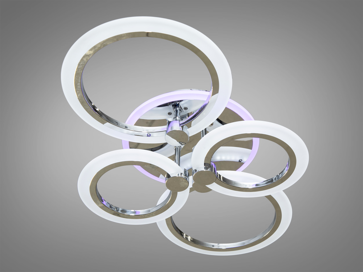 Світлодіодна акрилова люстра для кімнати з підсвічуванням LED, з пультом, з димером підходить на площу приміщення приблизно 11кв.м. Застосовується для зали, вітальні, спальні, кухні, коридору, дитячої, оскільки відсутні скляні елементи.
Світлодіодна люстра має кілька режимів: холодний 6000К, нейтральний 4100К, теплий 3200К, включення-вимикання, кольорове підсвічування, суміщений режим - будь-яке основне світло плюс будь-який колір світлодіодного підсвічування. Люстра має електронний димер, що дозволяє регулювати яскравість люстри від 5% до 100% за допомогою пульта, що входить до комплекту. Люстра світить яскраво, але не сліпить за рахунок матеріалу акрилу, до того ж цей матеріал дуже міцний його важко пошкодити.
Кріпиться до стелі будь-якого типу універсальним кріпленням на монтажну планку.