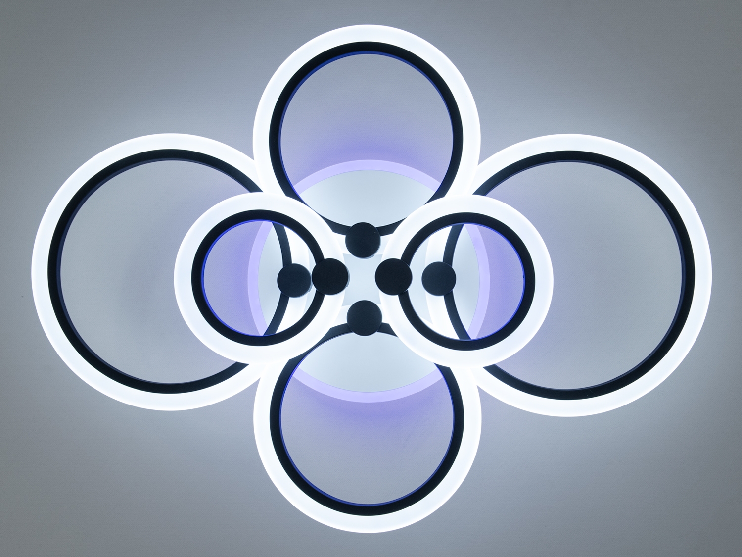 Лед люстра у вітальню з пультом, з підсвічуванням, з димером підходить на площу приміщення приблизно 14 кв. м. Підходить також для віталень, для залів, спалень і холів, в дитячу кімнату, тому що немає елементів, що бються.