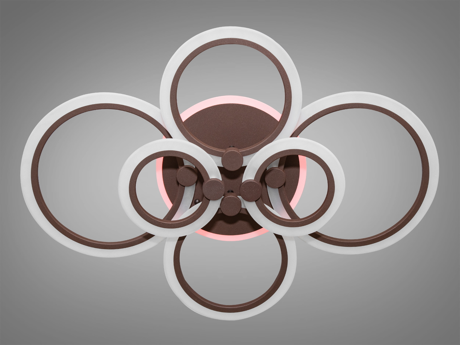 LED люстра з підсвічуванням в стилі модерн з пультом, з LED підсвічуванням, з димером підходить на площу приміщення приблизно 15кв.м. Застосовується для зали, вітальні, спальні, кухні, коридору, дитячої, оскільки відсутні скляні елементи.
Світлодіодна люстра має кілька режимів: холодний 6000К, нейтральний 4100К, теплий 3200К, включення-вимикання, кольорове підсвічування, змішаний режим. Люстра має електронний димер, що дозволяє регулювати яскравість люстри від 5% до 100% за допомогою пульта, що входить до комплекту.
Кріпиться до стелі будь-якого типу універсальним кріпленням на монтажну планку.