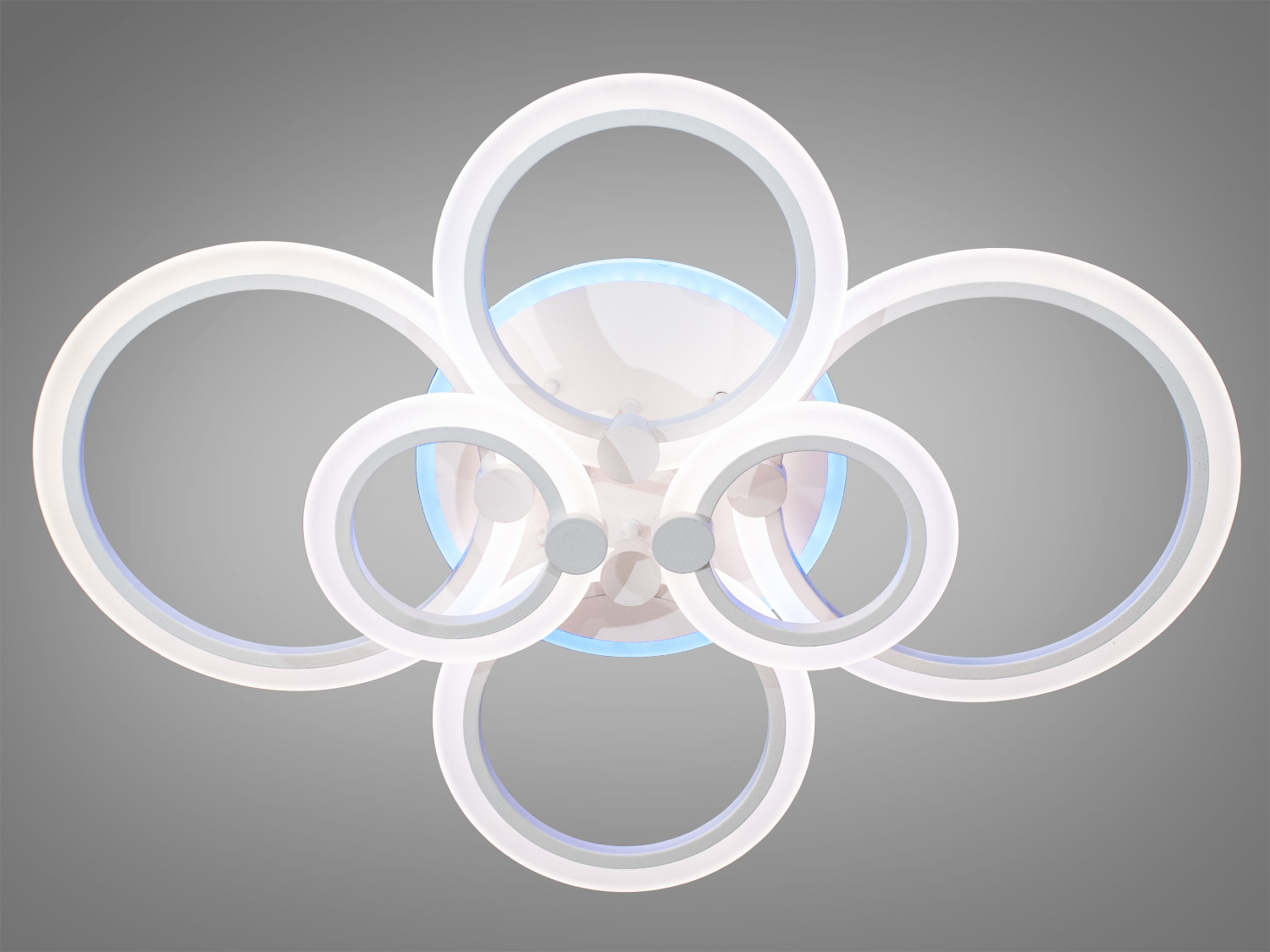 Стельова крига люстра для спальні з пультом, з LED підсвічуванням, з димером підходить на площу приміщення приблизно 14 кв.м. Застосовується для зали, вітальні, спальні, кухні, коридору, дитячої, оскільки відсутні скляні елементи.
Світлодіодна люстра має кілька режимів: холодний 6000К, нейтральний 4100К, теплий 3200К, включення-вимикання, кольорове підсвічування, суміщений режим - будь-яке основне світло плюс будь-який колір світлодіодного підсвічування. Люстра має електронний димер, що дозволяє регулювати яскравість люстри від 5% до 100% за допомогою пульта, що входить до комплекту. Люстра світить яскраво, але не сліпить за рахунок матеріалу акрилу, до того ж цей матеріал дуже міцний його важко пошкодити.
Кріпиться до стелі будь-якого типу універсальним кріпленням на монтажну планку.