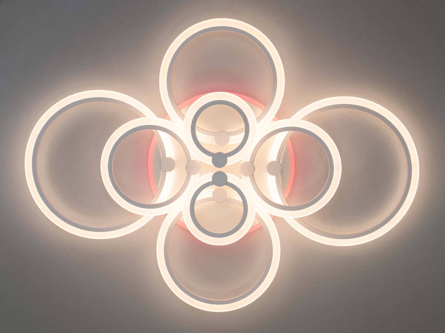 Світлодіодна люстра A8022-8WH-LS у білому кольорі з пультом, підходить для приміщень до 25 м², з регулюванням яскравості та кольоровим підсвічуванням.