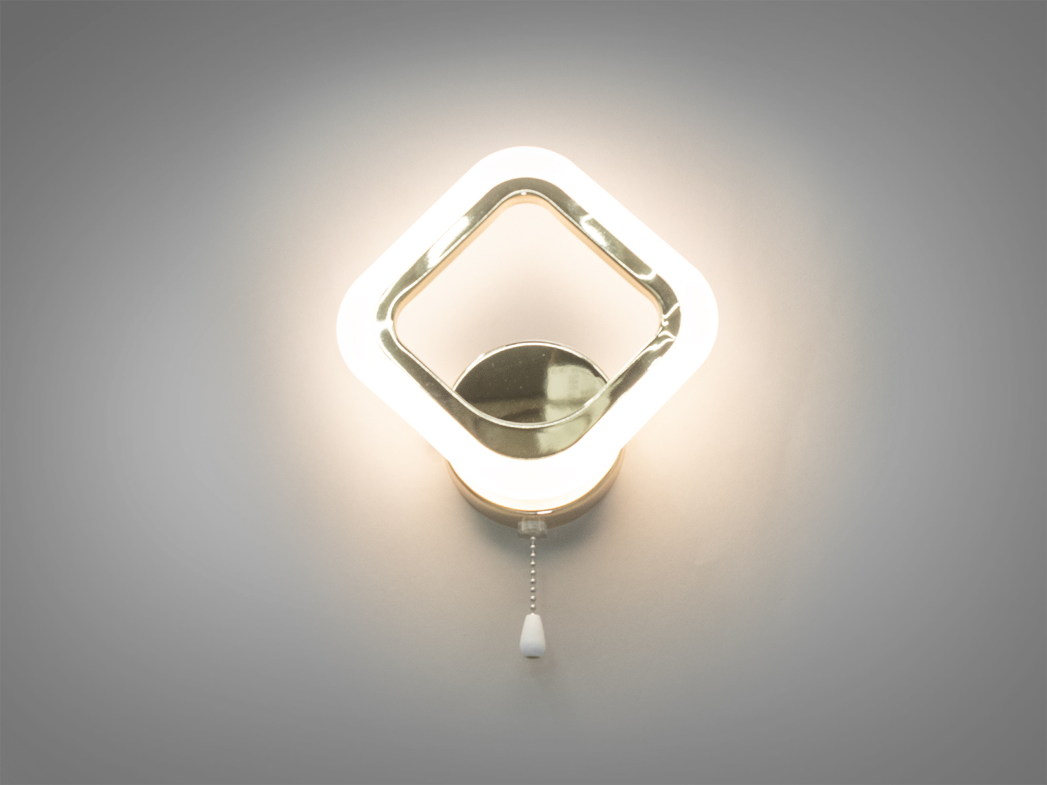 Сучасний&nbsp;приліжковий світильник бра для залу призначений для освітлення і читання. Застосовується в спальню, для коридору, зали, у вітальню.
Бра має кілька режимів: холодний 6000К, нейтральний 4100К, теплий 3200К, а також включення-вимикання відбувається як із настінного вимикача, так і шнурком на самому бра.
Світильник не сліпить за рахунок матеріалу - акрилу, до того ж цей матеріал дуже міцний - його важко пошкодити. Кріпиться до будь-яких поверхонь універсальним кріпленням на монтажну планку.