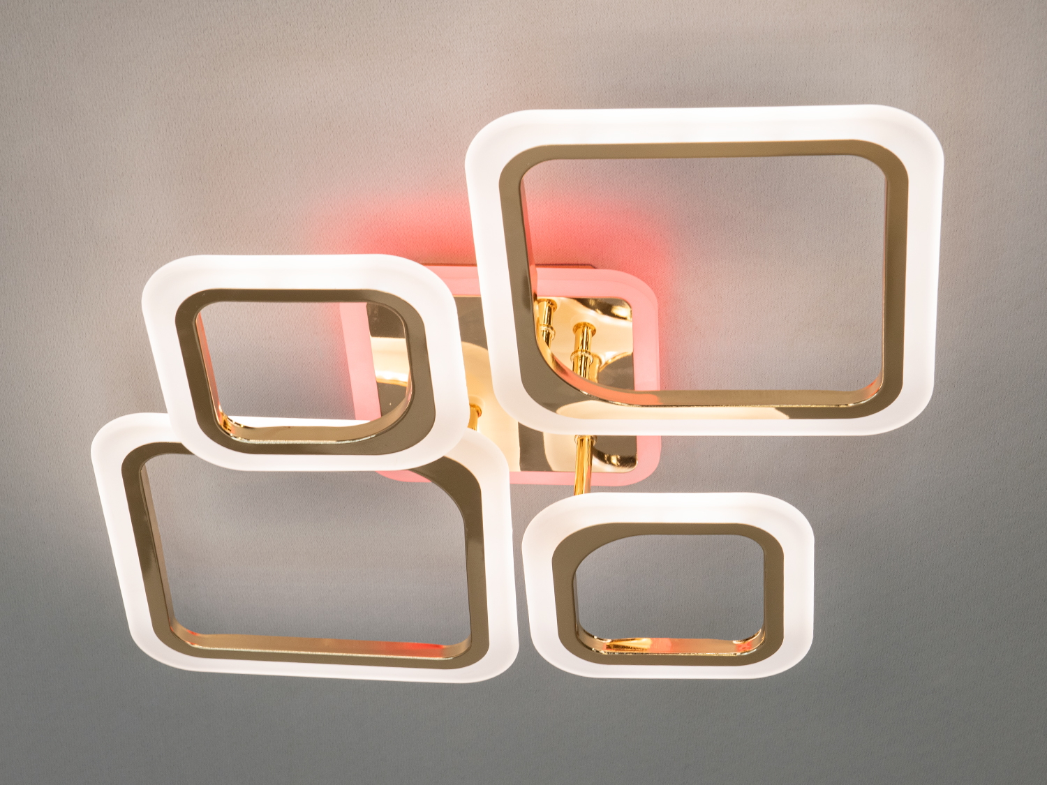 LED-люстра на кухню з LED підсвічуванням, диммером, з пультом — це втілення витонченого дизайну та інноваційних технологій. Геометричні елементи у вигляді квадратів і ромбів, що переплітаються в єдину композицію, створюють враження легкості, що ширяє.