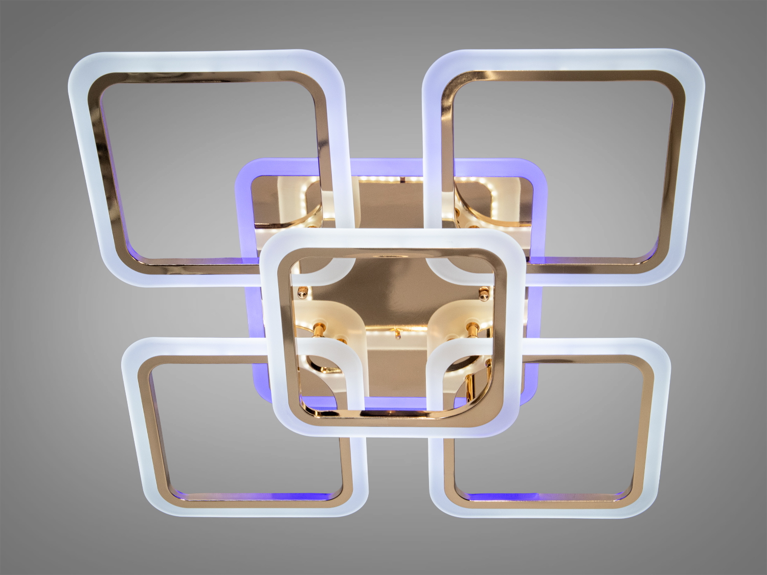 LED люстра для спальні з підсвічуванням – це втілення геометричної симетрії та елегантного сяйва. Чотири великі квадрати, гармонійно обєднані навколо центрального акценту, створюють ефект багатошаровості, додаючи простору глибину та візуальну динаміку.