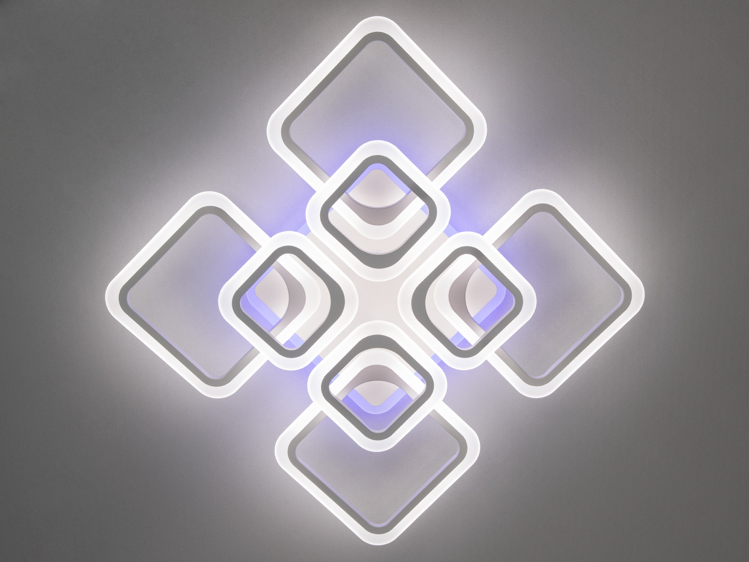 Лед-люстра з пультом і підсвічуванням у спальню – це вишуканий симбіоз сучасного дизайну, геометричної гармонії та технологічної функціональності. Її форма складається з восьми квадратів із заокругленими краями, наче ширяють у повітрі і зєднаних невидимою віссю симетрії.