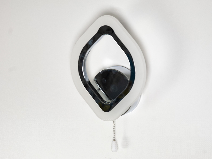 Настінне світлодіодне бра в спальню виконане в сучасному стилі. Застосовується для читання та освітлення.
Настінний світильник не сліпить завдяки властивостям акрилу, до того ж він дуже міцний - його важко пошкодити. За допомогою вимикача є можливість зміни температури світла: холодний 6400К, нейтральний 4500К, теплий 2700К, а також включення-вимикання відбувається шнурком на самому бра.
Кріпиться до стіни, до гіпсокартону або до інших настінних поверхонь.