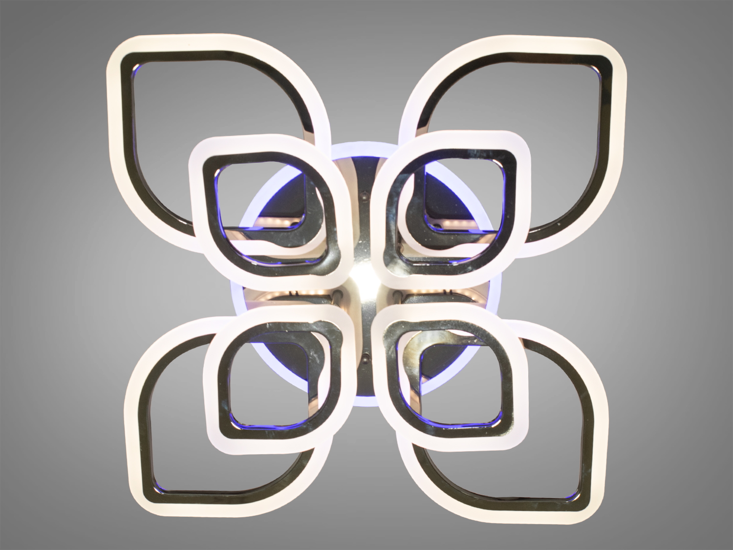 Стильна люстра на кухню з пультом, з LED підсвічуванням, з димером підходить на площу приміщення приблизно 17кв.м.
Світлодіодна люстра має кілька режимів: холодний 6000К, нейтральний 4100К, теплий 3200К, включення-вимикання, кольорове підсвічування. Люстра має електронний димер, що дозволяє регулювати яскравість люстри від 5% до 100% за допомогою пульта, що входить до комплекту.
Люстра світить яскраво, але не сліпить за рахунок матеріалу акрилу, до того ж цей матеріал дуже міцний його важко пошкодити. Підходить для зали, вітальні, дитячої, спальні. Ще однією незаперечною перевагою цієї світлодіодної люстри для дитячої кімнати є відсутність скляних елементів.
Кріпиться до підвісних, натяжних і звичайних стель.