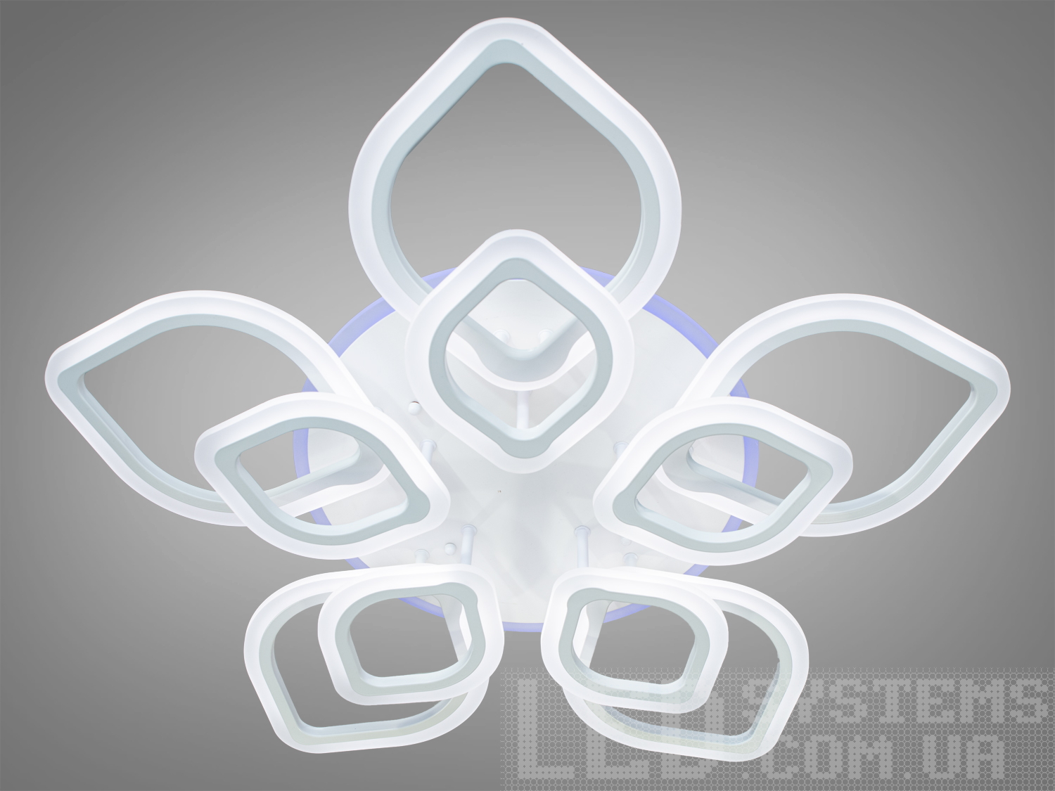 Світлодіодна люстра в спальню з пультом, підсвічуванням, з димером підходить на площу приміщення приблизно 25 кв.м.
Світлодіодна люстра має кілька режимів: холодний 6400К, нейтральний 4500К, теплий 2700К, кольорове підсвічування, суміщений режим &ndash; будь-яке основне світло плюс будь-який колір світлодіодного підсвічування. Регулювання яскравості люстри від 5 до 100% відбувається за допомогою пульта дистанційного керування, що входить до комплекту.
Люстра світить яскраво, але не сліпить за рахунок матеріалу &ndash; акрилу, до того ж цей матеріал дуже міцний &ndash; його важко зашкодити. Застосовується для зали, вітальні, кухні, спальні, їдальні, дитячої, тому що відсутні елементи, що б'ються. Універсальне кріплення підходить для підвісних, натяжних та звичайних стель.