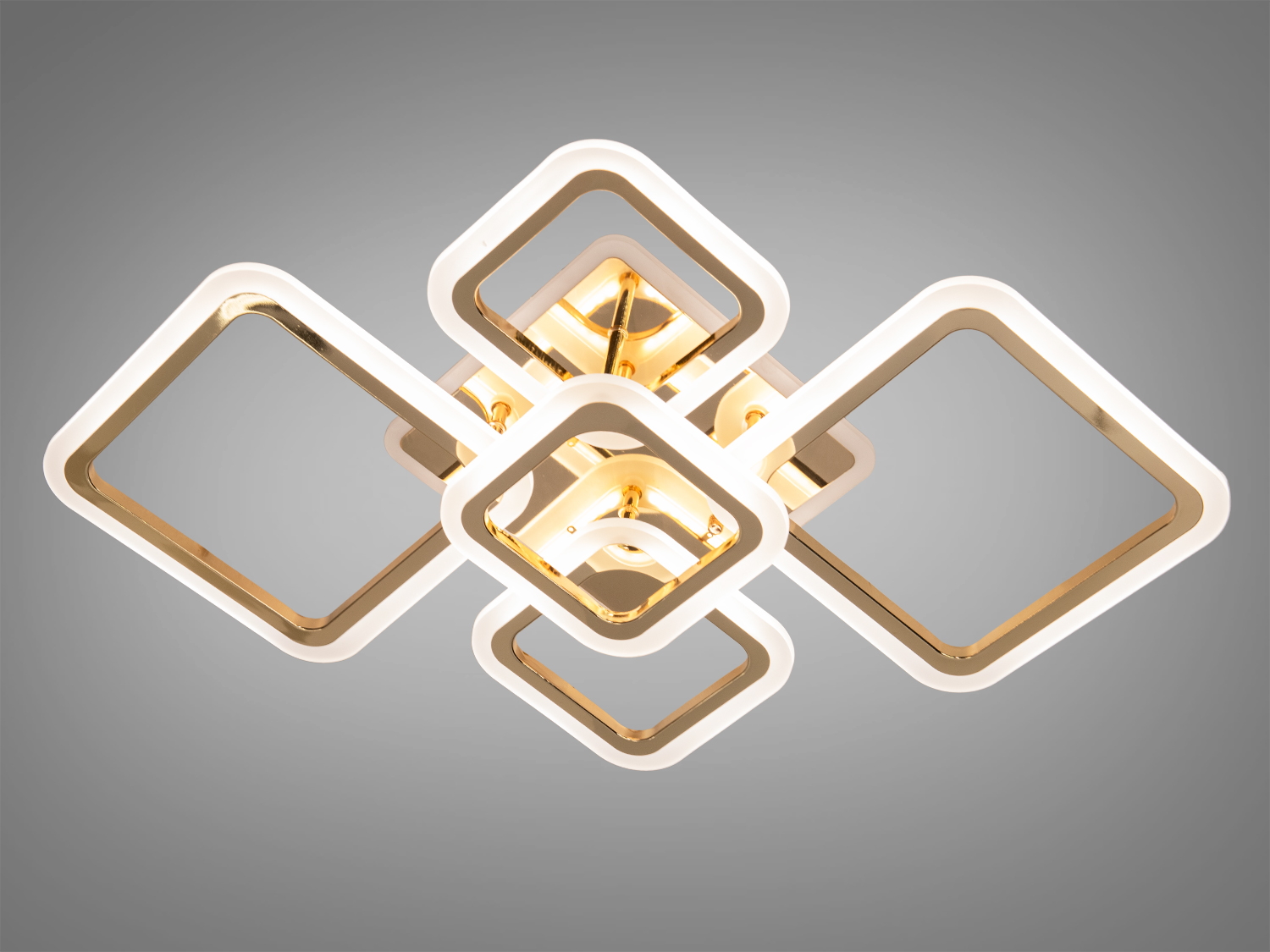Вишукана LED люстра у спальню з димером поєднує в собі елегантність класики та сміливість сучасних форм. Її конструкція складається з пяти геометрично вивірених квадратів, що ніби ширяють у просторі, обрамлених металевим корпусом у благородному відтінку золота або хрому