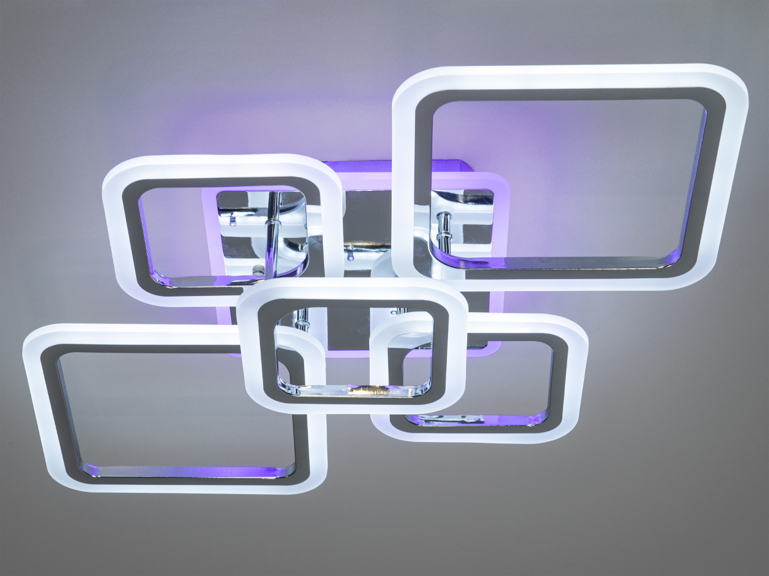 Світлодіодна люстра Серія 8060 хром 80Вт з пультом, підходить для сучасних інтер′єрів, забезпечуючи комфорт та стиль.