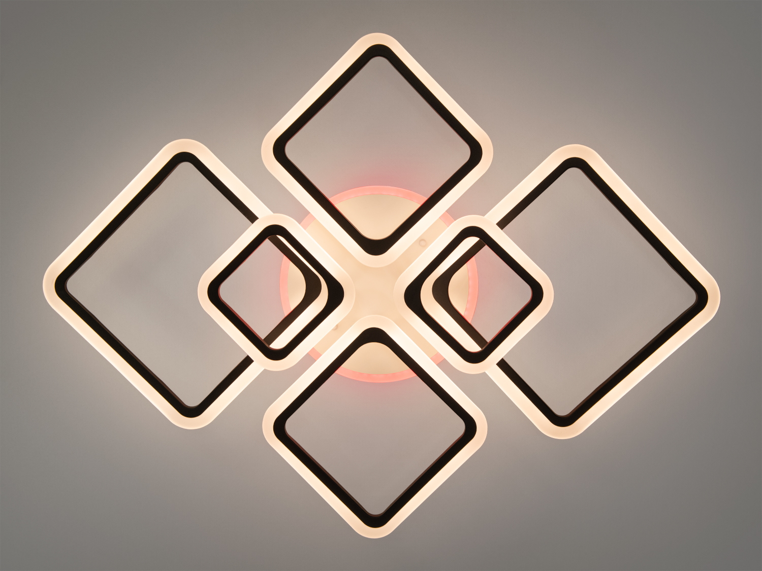 Стельова LED люстра для залу з пультом – це архітектурна композиція зі світла та геометрії, втілена в строгих, але вишуканих лініях. Її основа складається з шести квадратів різного розміру, організованих у симетричну структуру зі зміщенням по осях, що створює ефект ритму та руху.