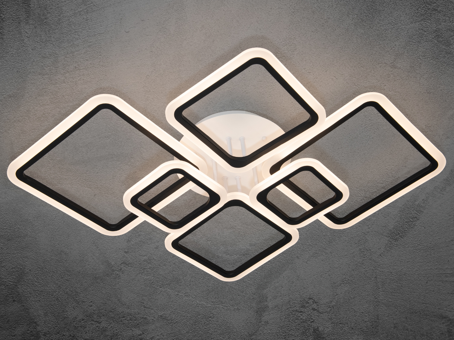 Яскрава люстра в спальню з пультом привертає увагу своїм унікальним дизайном, що складається з перетинних квадратних елементів. Геометричні форми створюють ефект сучасного мінімалізму, підкреслюючи вишуканість приміщення.