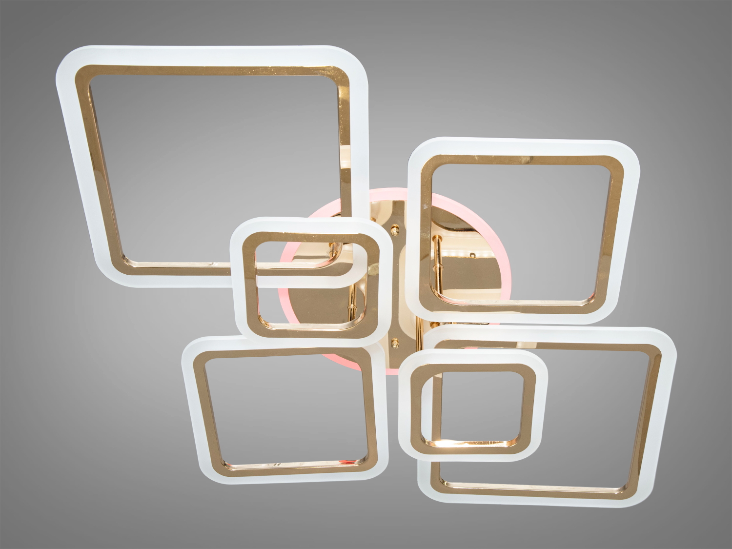 Сучасна LED-люстра у вітальню з пультом, з LED підсвічуванням, з димером підходить на площу приміщення приблизно 21 кв.м. Застосовується для зали, вітальні, спальні, кухні, коридору, дитячої, оскільки відсутні скляні елементи.
Світлодіодна люстра має кілька режимів: холодний 6000К, нейтральний 4100К, теплий 3200К, включення-вимикання, кольорове підсвічування, змішаний режим. Люстра має електронний димер, що дозволяє регулювати яскравість люстри від 5% до 100% за допомогою пульта, що входить до комплекту. Люстра світить яскраво, але не сліпить за рахунок матеріалу акрилу, до того ж цей матеріал дуже міцний його важко пошкодити.
Кріпиться до стелі будь-якого типу універсальним кріпленням на монтажну планку.