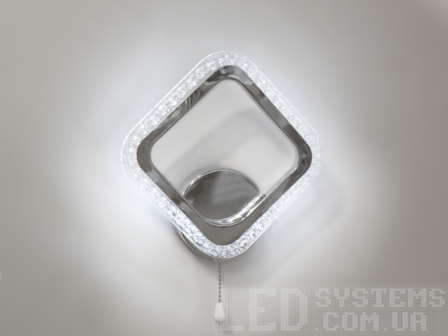 Приліжковий світлодіодний світильник-бра хромованого кольору додасть особливість у ваш інтер'єр.&nbsp;
Бра має декілька режимів: холодний 6400К, нейтральний 4500К, теплий 2700К.&nbsp;
Настінний світильник не сліпить рахунок матеріалу - акрилу, до того ж цей матеріал дуже міцний - його важко пошкодити.&nbsp;
Кріпиться до стін будь-якого типу: гіпсокартонних, звичайних, тощо.