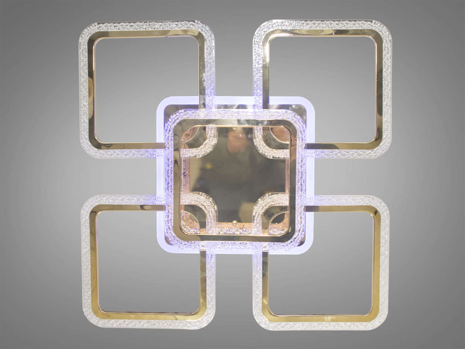 Акрилова люстра світлодіодна для їдальні з пультом, з LED підсвічуванням, з диммером підходить на площу приміщення приблизно 19кв.м.
Світлодіодна люстра має кілька режимів: холодний 6000К, нейтральний 4100К, теплий 3200К, включення-вимикання, кольорове підсвічування. Люстра має електронний димер, що дозволяє регулювати яскравість люстри від 5% до 100% за допомогою пульта, що входить до комплекту.
Люстра світить яскраво, але не сліпить рахунок матеріалу - акрилу, до того ж цей матеріал дуже міцний - його важко пошкодити. Підходить для зали, вітальні, дитячої, спальні. Ще однією незаперечною перевагою цієї світлодіодної люстри для дитячої кімнати є відсутність скляних елементів.
Кріпиться до підвісних, натяжних і звичайних стель.