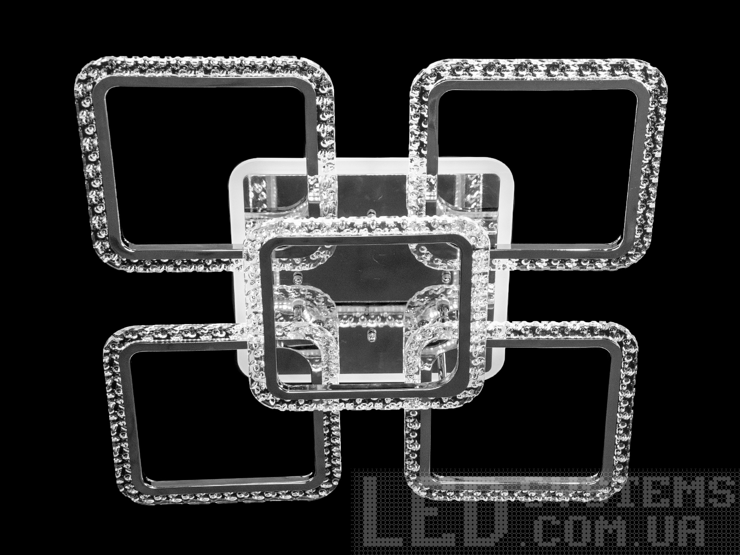 Стельова LED люстра для зали з LED підсвічуванням, з пультом, з димером підходить на площу приміщення приблизно 19 кв.м. Застосовується для зали, вітальні, спальні, кухні, коридору, дитячої, оскільки відсутні скляні елементи.
Світлодіодна люстра має кілька режимів: холодний 6000К, нейтральний 4100К, теплий 3200К, включення-вимикання, кольорове підсвічування. Люстра має електронний димер, що дозволяє регулювати яскравість люстри від 5% до 100% за допомогою пульта, що входить до комплекту. Люстра світить яскраво, але не сліпить за рахунок матеріалу акрилу, до того ж цей матеріал дуже міцний його важко пошкодити.
Кріпиться до стелі будь-якого типу універсальним кріпленням на монтажну планку.