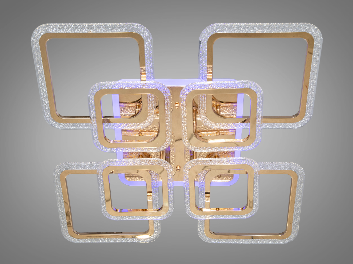 Універсальна LED люстра з LED підсвічуванням з пультом, з димером підходить на площу приміщення приблизно 24 кв.м. Застосовується для зали, вітальні, спальні, кухні, коридору, дитячої кімнати, оскільки відсутні скляні елементи.
Світлодіодна люстра має кілька режимів: холодний 6000К, нейтральний 4100К, теплий 3200К, включення-вимикання, кольорове підсвічування, суміщений режим - будь-яке основне світло плюс будь-який колір світлодіодного підсвічування. Люстра має електронний димер, що дозволяє регулювати яскравість люстри від 5% до 100% за допомогою пульта, що входить до комплекту. Люстра світить яскраво, але не сліпить рахунок матеріалу - акрилу, до того ж цей матеріал дуже міцний - його важко пошкодити.
Кріпиться до стелі будь-якого типу універсальним кріпленням на монтажну планку.