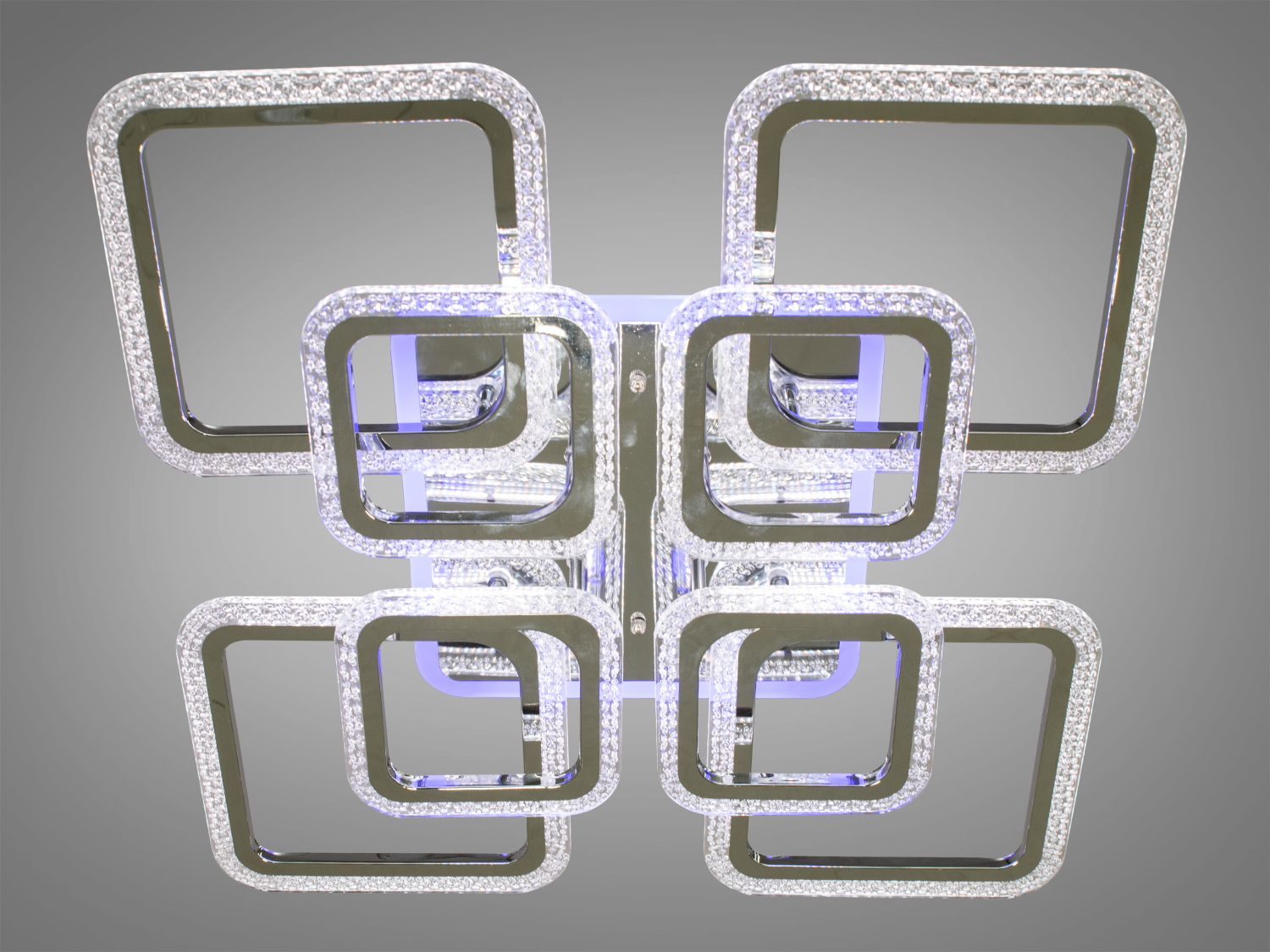 Стельова LED люстра в стилі хай-тек з пультом, з LED підсвічуванням, з димером підходить на площу приміщення приблизно 23кв.м.
Світлодіодна люстра має кілька режимів: холодний 6000К, нейтральний 4100К, теплий 3200К, включення-вимикання, кольорове підсвічування. Люстра має електронний димер, що дозволяє регулювати яскравість люстри від 5% до 100% за допомогою пульта, що входить до комплекту.
Люстра світить яскраво, але не сліпить рахунок матеріалу - акрилу, до того ж цей матеріал дуже міцний - його важко пошкодити. Підходить для зали, вітальні, дитячої, спальні. Ще однією незаперечною перевагою цієї світлодіодної люстри для дитячої кімнати є відсутність скляних елементів.
Кріпиться до підвісних, натяжних і звичайних стель.