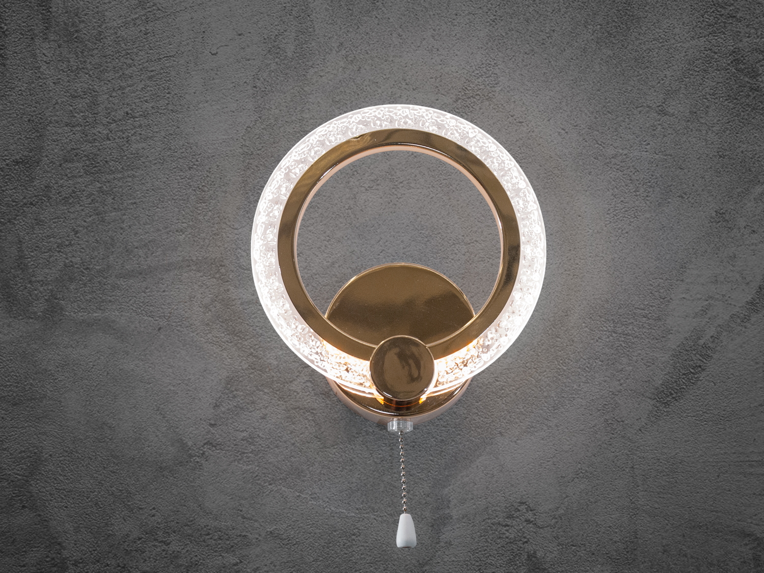 Настінний приліжковий світильник-бра золотистого кольору кріпиться над ліжком потужністю 11W виконаний в сучасному стилі, в стилі &laquo;модерн&raquo; з плафоном круглої форми для читання і освітлення.&nbsp;За допомогою вимикача є можливість зміни температури світла: холодний 6400К, нейтральний 4500К, теплий 2700К, а також включення-виключення як з настінного вимикача, так і шнурком на самому бра.&nbsp;Настінний світильник не сліпить за рахунок маторіала акрилу, до того ж дуже прочен- його важко пошкодити. Кріпиться до стіни, до гіпсокартону або до інших настінних поверхонь.