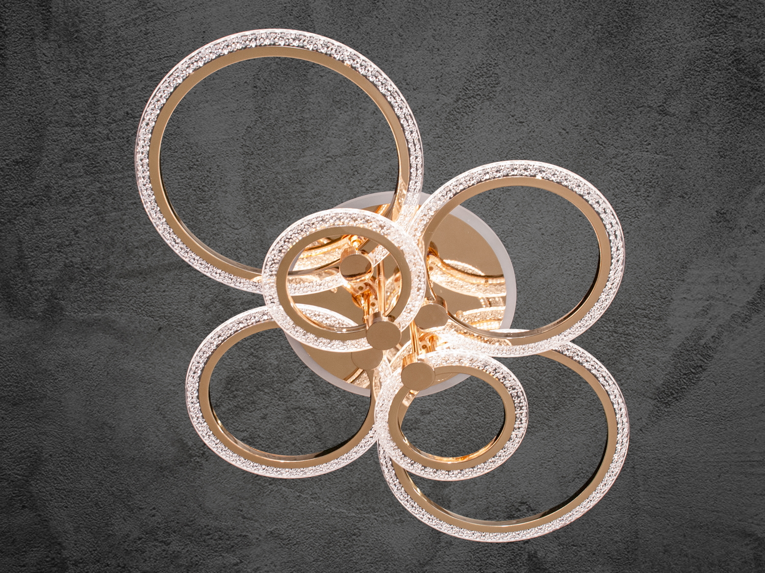 Стильна світлодіодна люстра для кімнати з пультом, з підсвічуванням LED, з диммером підходить на площу приміщення приблизно 18кв.м. Застосовується для зали, вітальні, спальні, кухні, коридору, дитячої, оскільки відсутні скляні елементи.
Світлодіодна люстра має кілька режимів: холодний 6000К, нейтральний 4100К, теплий 3200К, включення-вимикання, кольорове підсвічування, змішаний режим. Люстра має електронний димер, що дозволяє регулювати яскравість люстри від 5% до 100% за допомогою пульта, що входить до комплекту.
Кріпиться до стелі будь-якого типу універсальним кріпленням на монтажну планку.