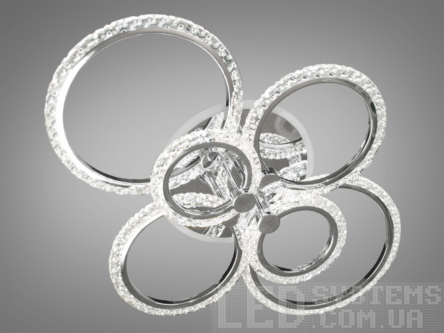 Акрилова світлодіодна люстра для спальні з пультом, з LED підсвічуванням, з димером підходить на площу приміщення приблизно 18 кв.м. Застосовується для зали, вітальні, спальні, кухні, коридору, дитячої, оскільки відсутні скляні елементи.
Світлодіодна люстра має кілька режимів: холодний 6000К, нейтральний 4100К, теплий 3200К, включення-вимикання, кольорове підсвічування, змішаний режим. Люстра має електронний димер, що дозволяє регулювати яскравість люстри від 5% до 100% за допомогою пульта, що входить до комплекту.
Кріпиться до стелі будь-якого типу універсальним кріпленням на монтажну планку.