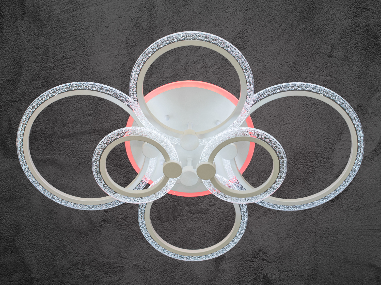 Світлодіодна люстра з пультом і LED підсвічуванням в кухню, спальню, вітальню, або на кухню підходить на площу приміщення приблизно 18кв.м.&nbsp;
Велика площа розсіювачів дарує м'яке та рівномірне світло по всьому приміщенню. Це дуже важливо в приміщеннях де часто знаходяться діти і як перевага - відсутність скляних елементів.&nbsp;
Світлодіодна люстра має кілька режимів: холодний 6400К, нейтральний 4500К, теплий 2700К, LED підсвічування, суміщений режим - будь-яке основне світло плюс світлодіодне підсвічування.&nbsp;
Стельовий світильник має електронний димер, що дозволяє регулювати яскравість люстри від 5% до 100% за допомогою пульта, що входить у комплект разом із люстрою.&nbsp;
Кріпиться до підвісних, натяжних, звичайних стель.