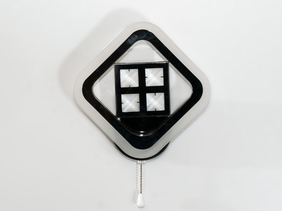 Стильна світлодіодна бра в спальню використовується для читання та освітлення. Застосовується для спальні, зали, вітальні, коридору.
За допомогою вимикача можна змінювати колірну температуру світильника: теплий 3200&deg;К, нейтральний 4100&deg;К, холодний 6000&deg;К. Колірна температура перемикається простим вимкненням-включенням світильника, як з настінного вимикача, так і шнурком на самому бра.
Завдяки сучасним світлодіодним технологіям, бра економічно споживає енергію, знижуючи витрати на електроенергію та впливаючи на екологічну стійкість домогосподарства.
Кріпиться до стін будь-якого типу універсальним кріпленням на монтажну планку.