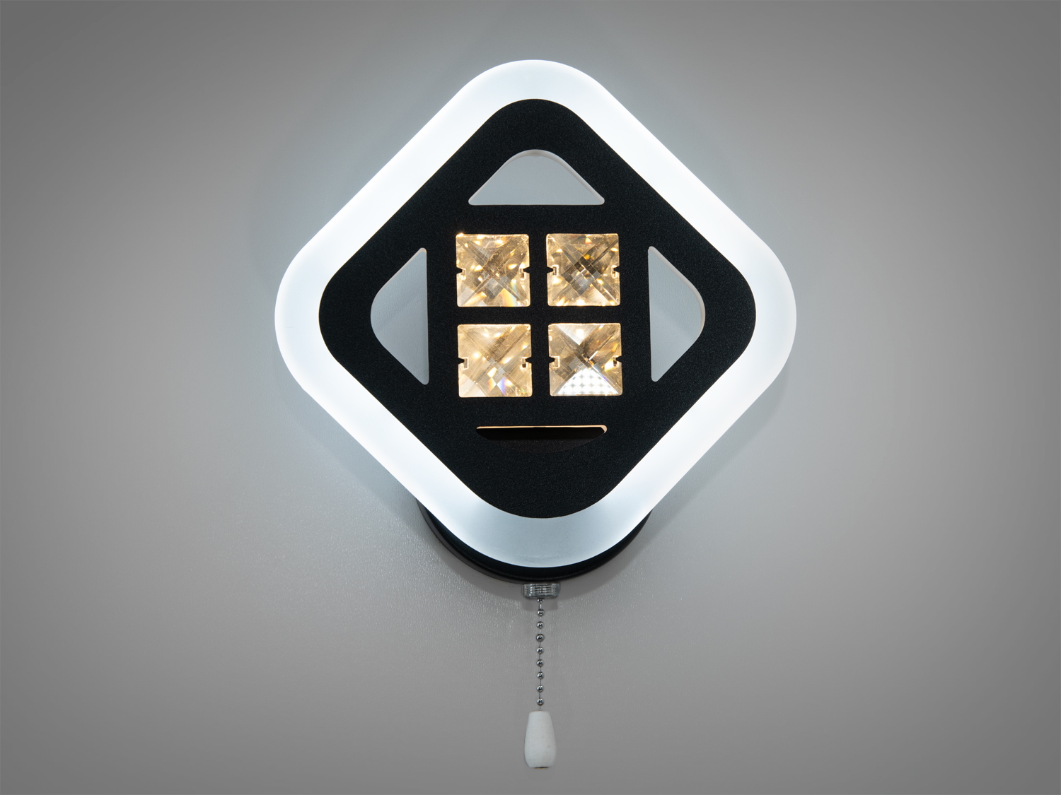 Сучасне світлодіодне бра для спальні використовується для читання та освітлення. Застосовується для спальні, зали, вітальні, коридору.
За допомогою вимикача можна змінювати колірну температуру світильника: теплий 3200&deg;К, нейтральний 4100&deg;К, холодний 6000&deg;К. Колірна температура перемикається простим вимкненням-включенням світильника, як з настінного вимикача, так і шнурком на самому бра.
Завдяки сучасним світлодіодним технологіям, бра економічно споживає енергію, знижуючи витрати на електроенергію та впливаючи на екологічну стійкість домогосподарства.
Кріпиться до стіни будь-якого типу універсальним кріпленням на монтажну планку.