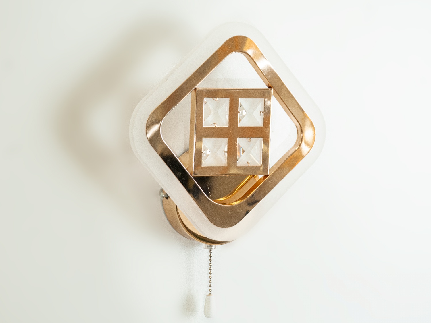 Сучасний акриловий світлодіодний світильник-бра на стіну кольору золото, на 21W призначений для читання та освітлення. Світильник не сліпить за рахунок матеріалу &ndash; акрилу. За допомогою вимикача є можливість зміни температури світла: теплий 2400К, нейтральний 4500К, холодний 6400К, а також включення-вимикання як із настінного вимикача, так і шнурком на самому бра. Кріпиться до стіни, до гіпсокартону або до інших настінних поверхонь.