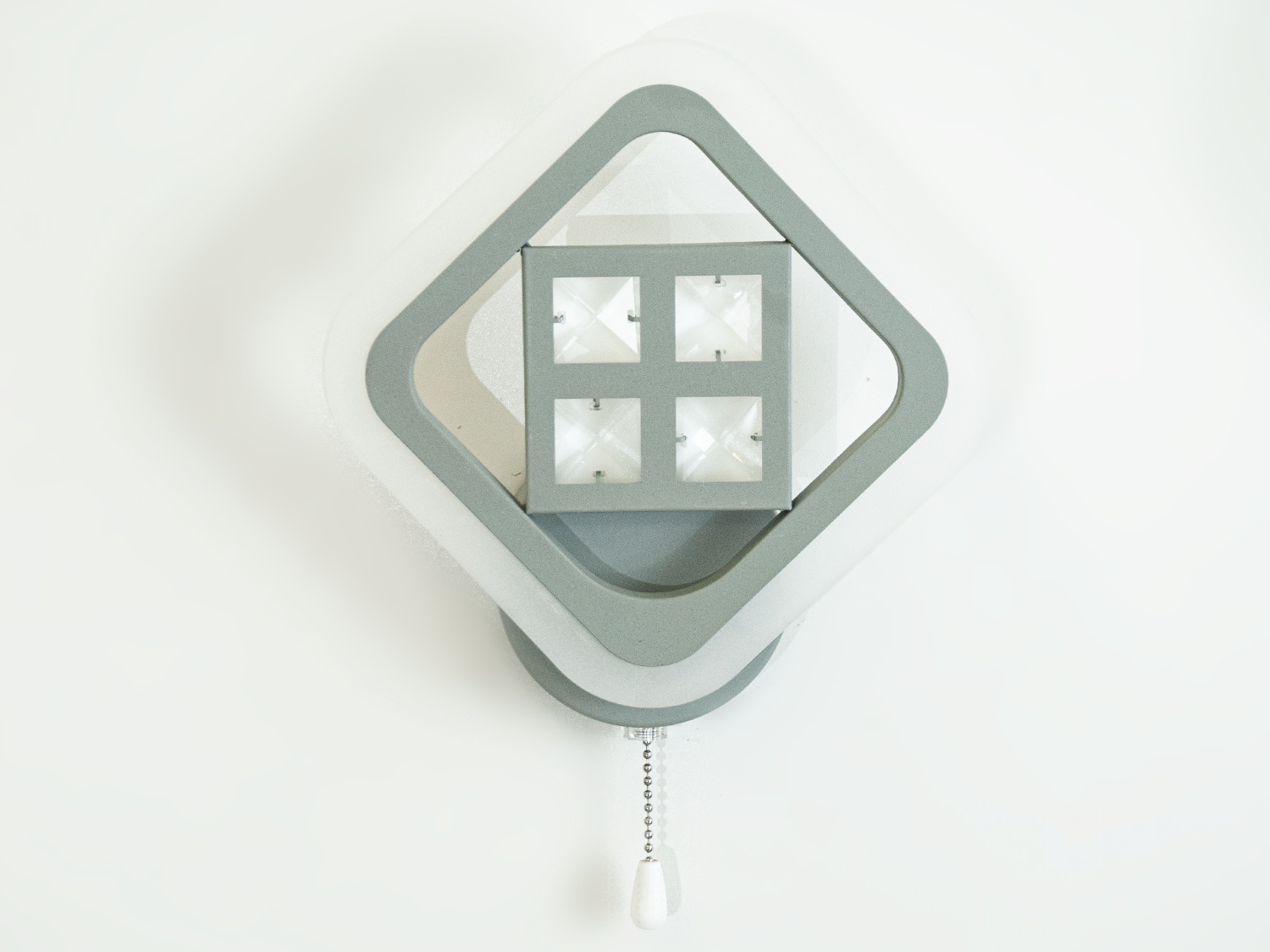 Приліжковий світлодіодний світильник-бра для читання на стіну сірого кольору, на 21W призначений для читання та освітлення. Світильник не сліпить за рахунок матеріалу &ndash; акрилу. За допомогою вимикача є можливість зміни температури світла: теплий 2400К, нейтральний 4500К, холодний 6400К, а також включення-вимикання як із настінного вимикача, так і шнурком на самому бра. Кріпиться до стіни, до гіпсокартону або до інших настінних поверхонь.