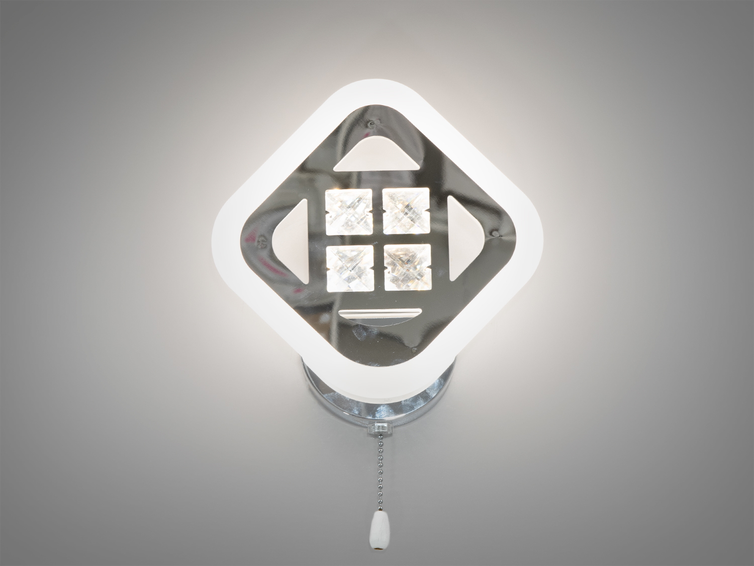 Настінний світлодіодний світильник-бра в спальню використовується для читання та освітлення. Застосовується для спальні, зали, вітальні, коридору.
За допомогою вимикача можна змінювати колірну температуру світильника: теплий 3200&deg;К, нейтральний 4100&deg;К, холодний 6000&deg;К. Колірна температура перемикається простим вимкненням-включенням світильника, як з настінного вимикача, так і шнурком на самому бра.
Завдяки сучасним світлодіодним технологіям, бра економічно споживає енергію, знижуючи витрати на електроенергію та впливаючи на екологічну стійкість домогосподарства.
Кріпиться до стіни будь-якого типу універсальним кріпленням на монтажну планку.