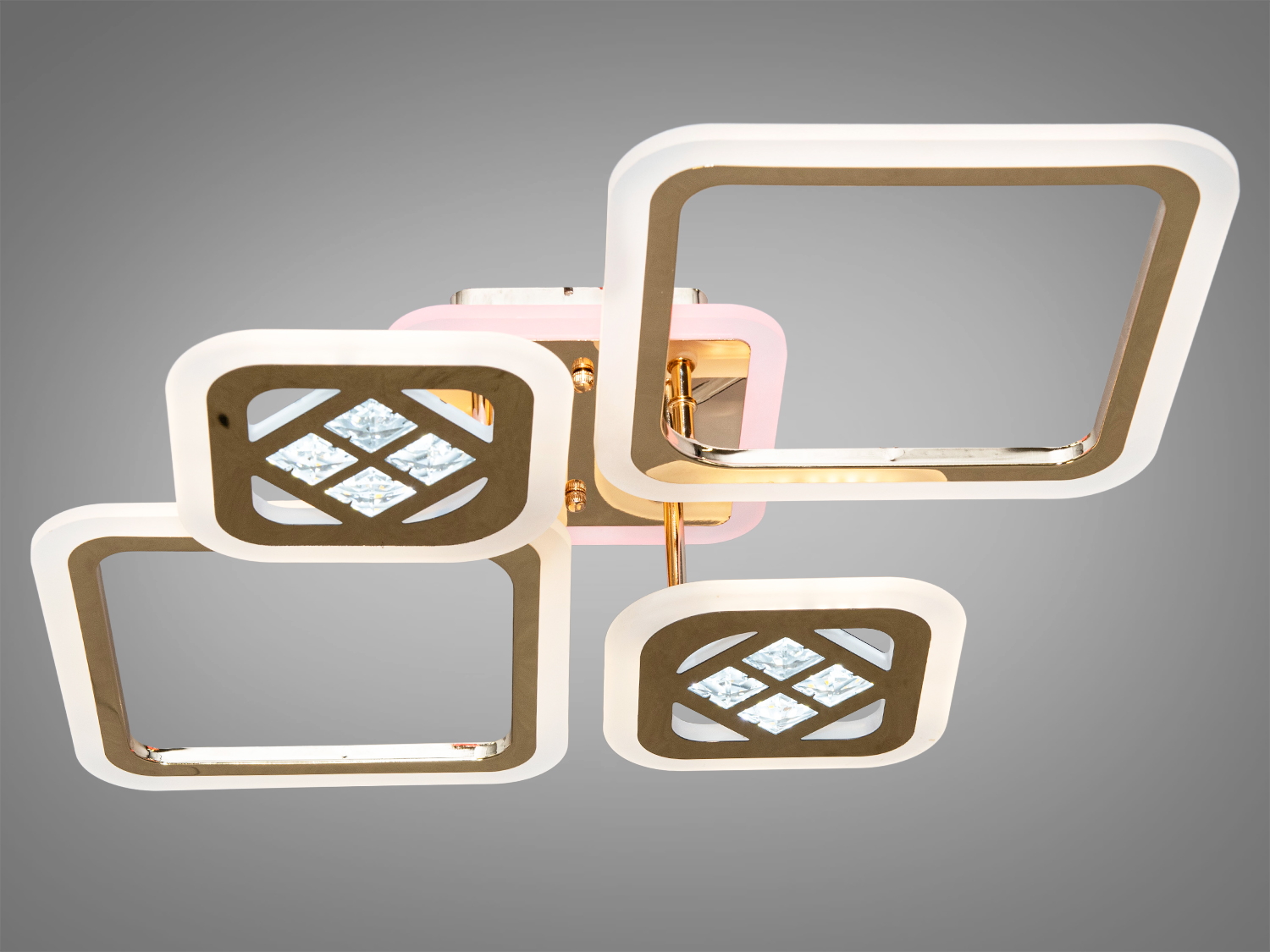 Акрилова лед люстра на кухню з LED підсвічуванням, з пультом, з димером підходить на площу приміщення приблизно 10кв.м. Застосовується для невеликого залу, вітальні, кухні, спальні, їдальні, дитячої, тому що відсутні елементи, що б'ються. Люстра світить яскраво, але не сліпить за рахунок матеріалу &ndash; акрилу, до того ж цей матеріал дуже міцний &ndash; його важко зашкодити.
Світлодіодна люстра має кілька режимів: холодний 6000К, нейтральний 4100К, теплий 3200К, кольорове підсвічування, суміщений режим &ndash; будь-яке основне світло плюс будь-який колір світлодіодного підсвічування. Регулювання яскравості люстри від 5 до 100% відбувається за допомогою пульта дистанційного керування, що входить до комплекту.
Універсальне кріплення на монтажну планку підходить для підвісних, натяжних та звичайних стель.