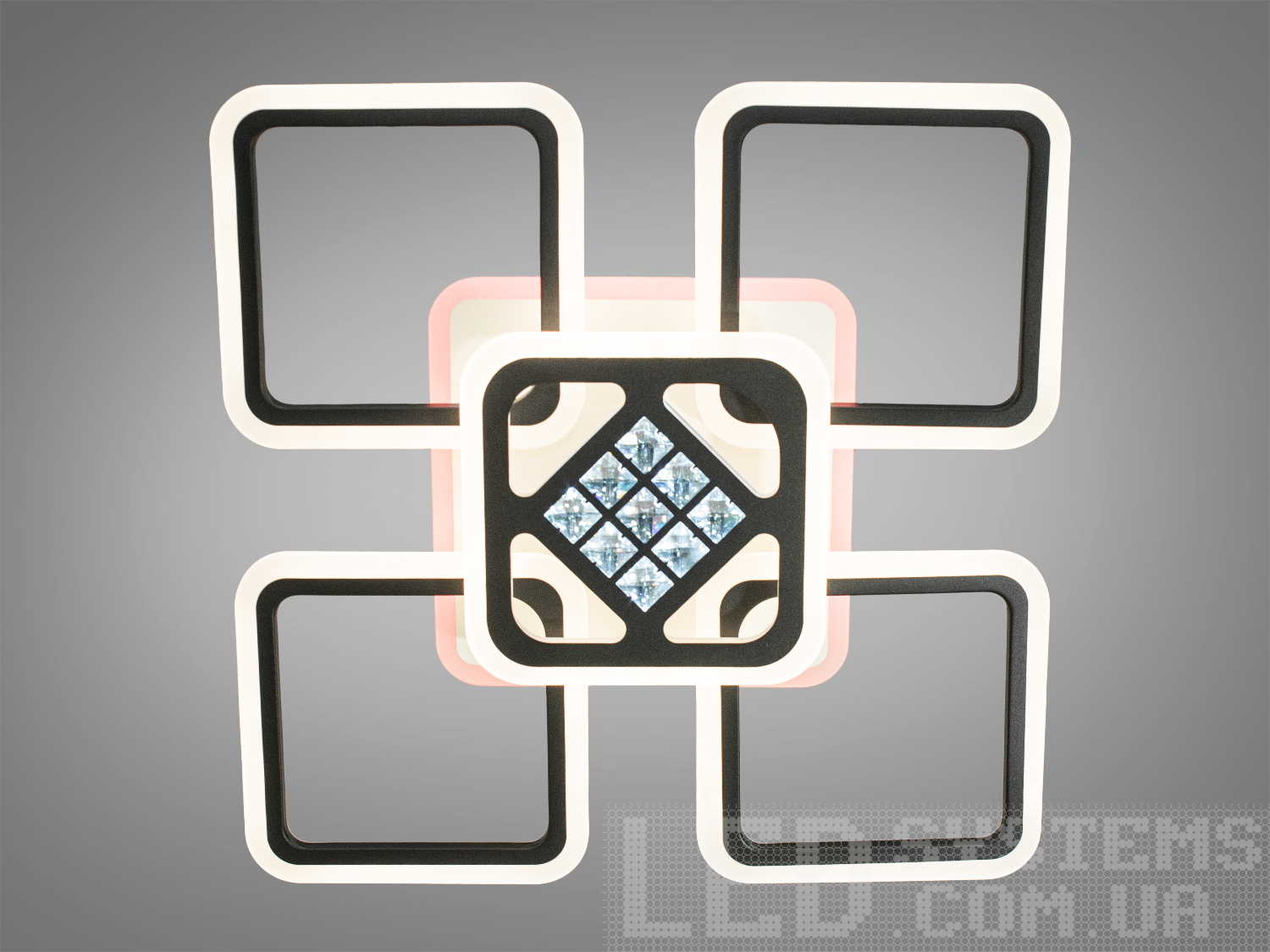 LED люстра в стилі hi-tech з диммером, з пультом, з LED підсвічуванням підходить на площу приміщення приблизно 18кв.м. Застосовується для зали, вітальні, спальні, кухні, коридору, дитячої, оскільки відсутні скляні елементи.
Світлодіодна люстра має кілька режимів: холодний 6000К, нейтральний 4100К, теплий 3200К, включення-вимикання, кольорове підсвічування, змішаний режим. Люстра має електронний димер, що дозволяє регулювати яскравість люстри від 5% до 100% за допомогою пульта, що входить до комплекту.
Кріпиться до стелі будь-якого типу універсальним кріпленням на монтажну планку.