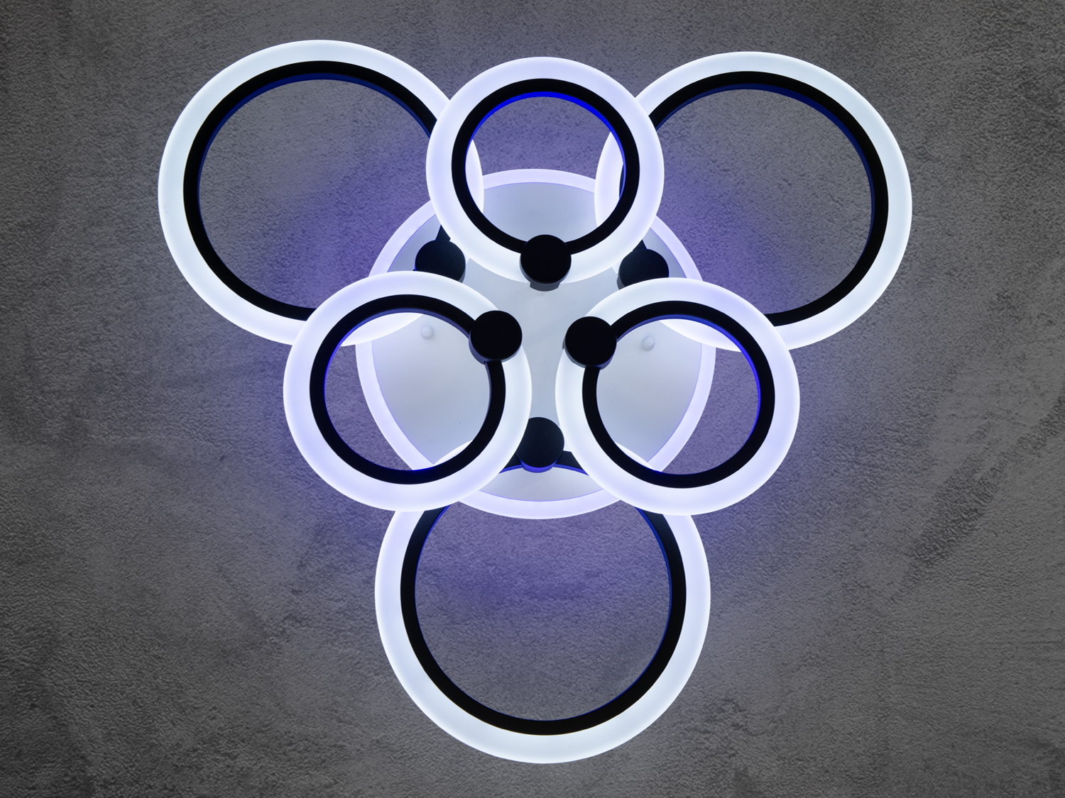 Сучасна LED-люстра для залу з підсвіткою, з пультом, з димером підходить на площу приміщення приблизно 12 кв. м. Підходить також для віталень, для залів, спалень і холів, у дитячу кімнату, тому що немає елементів, що б`ються, створюючи м`яке та рівномірне освітлення з можливістю індивідуального настроювання.
Переваги акрилових розсіювачів знаходять своє вираження в міцності, довговічності та легкості конструкції люстри. Вона вирізняється низьким енергоспоживанням, що робить її економічно вигідною, а також малою висотою від стелі, ідеальною для просторів з обмеженою висотою стелі.
Світлодіодна люстра має кілька режимів: холодний (6000К), нейтральний (4100К) і теплий (3200К), синя LED-підсвітка, червона LED-підсвітка, рожева LED-підсвітка, змішаний режим &mdash; будь-яке основне світло, будь-який колір світлодіодного. Регулювання яскравості люстри від 5 до 100% здійснюється за допомогою пульта дистанційного керування, що входить до комплекту.
Світлодіоди забезпечують високий рівень освітлення за мінімального енергоспоживання. Кріплення здійснюється на монтажну планку, забезпечуючи надійність і простоту встановлення, підходить для підвісних, натяжних і звичайних стель.