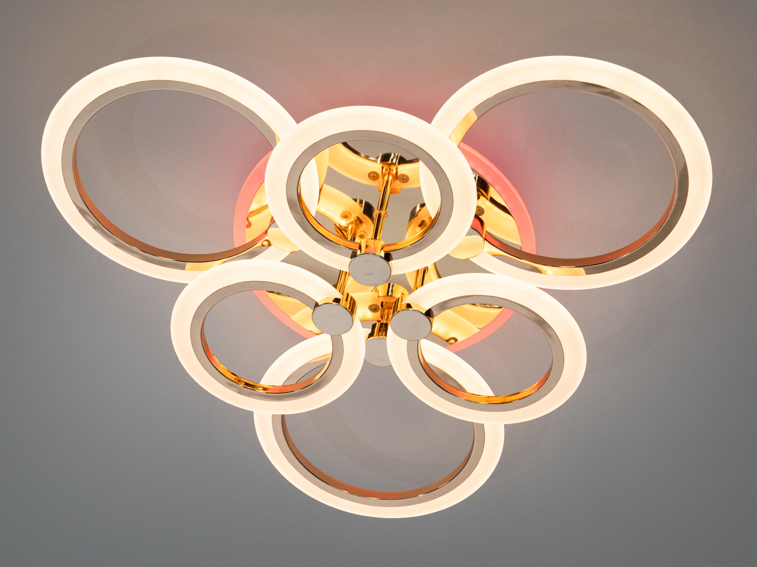 Стельова люстра 8022 золото 110W LED з пультом і диммером - сучасний дизайн та функціональність для вашого інтер′єру.