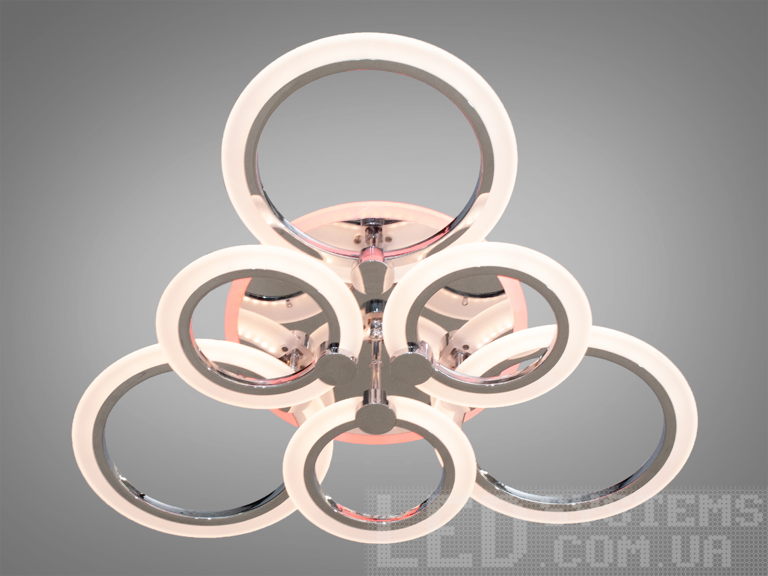 Стельова акрилова люстра кола з LED підсвічуванням в стилі хай-тек хромового кольору з пультом, з диммером підходить на площу приміщення приблизно 16 кв. м.&nbsp;
Світлодіодна люстра має декілька режимів: холодний 6400К, нейтральний 4500К, теплий 2700К, включення-виключення.&nbsp;
Люстра має електронний димер, що дозволяє регулювати яскравість люстри від 5% до 100% за допомогою пульта, який поставляється разом з люстрою.&nbsp;
Люстра світить яскраво, але не сліпить за рахунок матеріалу - акрилу, до того ж цей матеріал дуже міцний - його важко пошкодити. Кріпиться до навісних, натяжних, звичайних стель.