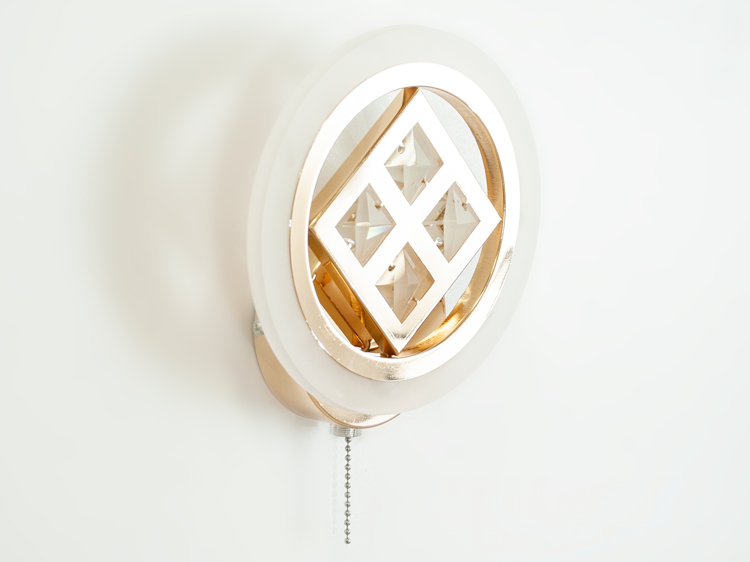 Сучасне світлодіодне бра на стіну в спальню кольору золото на 20W призначене для читання та освітлення. Світильник не сліпить за рахунок матеріалу &ndash; акрилу. За допомогою вимикача є можливість зміни температури світла: теплий 2400К, нейтральний 4500К, холодний 6400К, а також включення-вимикання як із настінного вимикача, так і шнурком на самому бра. Кріпиться до стіни, до гіпсокартону або до інших настінних поверхонь.