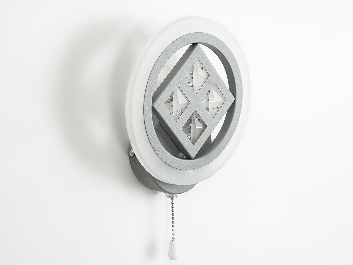 Приліжкове LED бра для спальні сірого кольору на 20W призначене для читання та освітлення. Світильник не сліпить за рахунок матеріалу &ndash; акрилу. За допомогою вимикача є можливість зміни температури світла: теплий 2400К, нейтральний 4500К, холодний 6400К, а також включення-вимикання як із настінного вимикача, так і шнурком на самому бра. Кріпиться до стіни, до гіпсокартону або до інших настінних поверхонь.