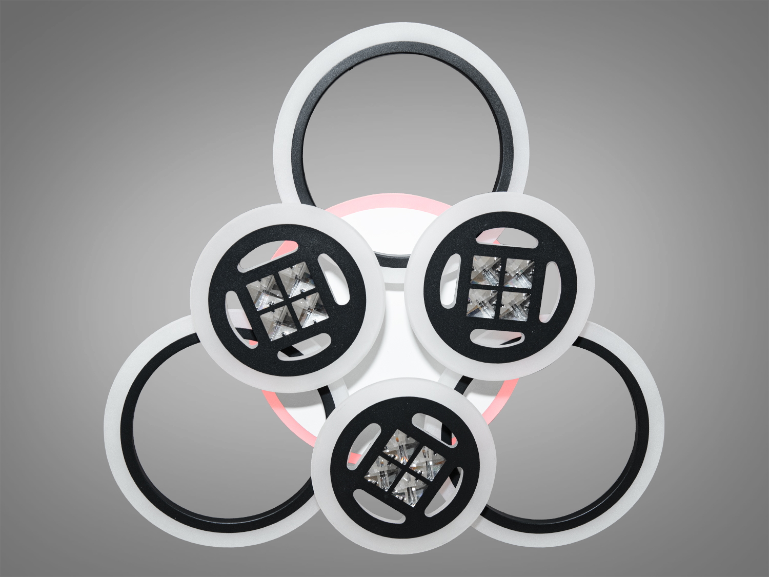 Стельова LED-люстра для спальні з пультом, з LED підсвічуванням, з димером підходить на площу приміщення приблизно 16 кв.м. Застосовується для зали, вітальні, спальні, кухні, коридору, дитячої, тому що відсутні скляні елементи.
Світлодіодна люстра має кілька режимів: холодний 6000К, нейтральний 4100К, теплий 3200К, включення-вимикання, кольорове підсвічування, змішаний режим. Люстра має електронний димер, що дозволяє регулювати яскравість люстри від 5% до 100% за допомогою пульта, що входить до комплекту. Люстра світить яскраво, але не сліпить за рахунок матеріалу акрилу, до того ж цей матеріал дуже міцний його важко пошкодити.
Кріпиться до стелі будь-якого типу універсальним кріпленням на монтажну планку.