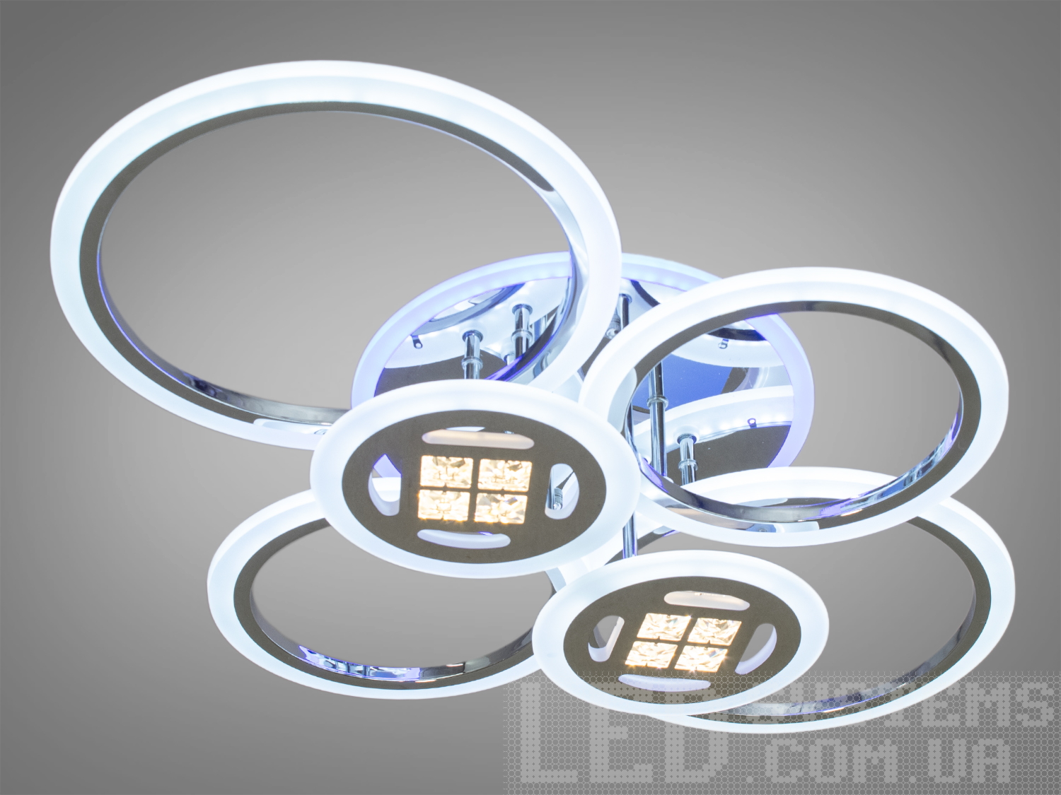 Стельова світлодіодна люстра у вітальню з диммером, з пультом, з LED підсвічуванням підходить на площу приміщення приблизно 19кв.м.
Світлодіодна люстра має кілька режимів: холодний 6000К, нейтральний 4100К, теплий 3200К, включення-вимикання, кольорове підсвічування. Люстра має електронний димер, що дозволяє регулювати яскравість люстри від 5% до 100% за допомогою пульта, що входить до комплекту.
Люстра світить яскраво, але не сліпить рахунок матеріалу - акрилу, до того ж цей матеріал дуже міцний - його важко пошкодити. Підходить для зали, вітальні, спальні, дитячої, оскільки відсутні скляні елементи.Кріпиться до стелі будь-якого типу універсальним кріпленням на монтажну планку.