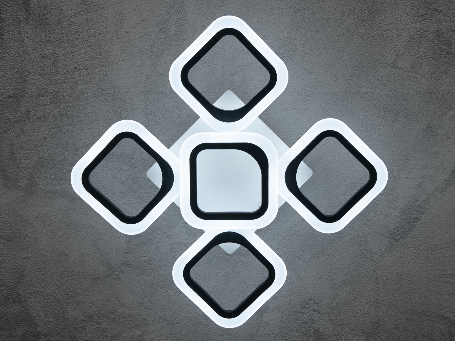 Стельова LED люстра в коридор із димером, з пультом підходить на площу приміщення приблизно 8 кв. м. Застосовується для залу, вітальні, кухні, спальні, їдальні, дитячої, позаяк немає елементів, що б'ються. Кожен квадрат створює гармонійну композицію, додаючи сучасний і стильний акцент в інтер'єр. Люстра ідеально підходить для просторих приміщень, підкреслюючи їх геометрію та додаючи м'яке, рівномірне світло. Чорні контури та білі матові вставки (розсіювач) надають люстрі витонченого й елегантного вигляду, роблячи її прекрасним вибором для будь-якого інтер'єру &mdash; класичного, сучасного та навіть у стилі &laquo;hi-tech&raquo;.
Переваги акрилових розсіювачів знаходять своє вираження в міцності, довговічності та легкості конструкції люстри. Вона вирізняється низьким енергоспоживанням, що робить її економічно вигідною, а також малою висотою від стелі, ідеальною для просторів з обмеженою висотою стелі.
Світлодіодна люстра має кілька режимів: холодний 6000К, нейтральний 4100К, теплий 3200К. Регулювання яскравості люстри від 5 до 100% відбувається за допомогою пульта дистанційного керування, який входить до комплекту. Кожне вмикання вимкнення по черзі переводить люстру за такими режимами: холодне світло, тепле світло, нейтральне світло.
Світильник легко монтується на будь-які типи стель завдяки універсальному кріпленню на монтажну планку, що робить встановлення швидким, зручним і надійним.