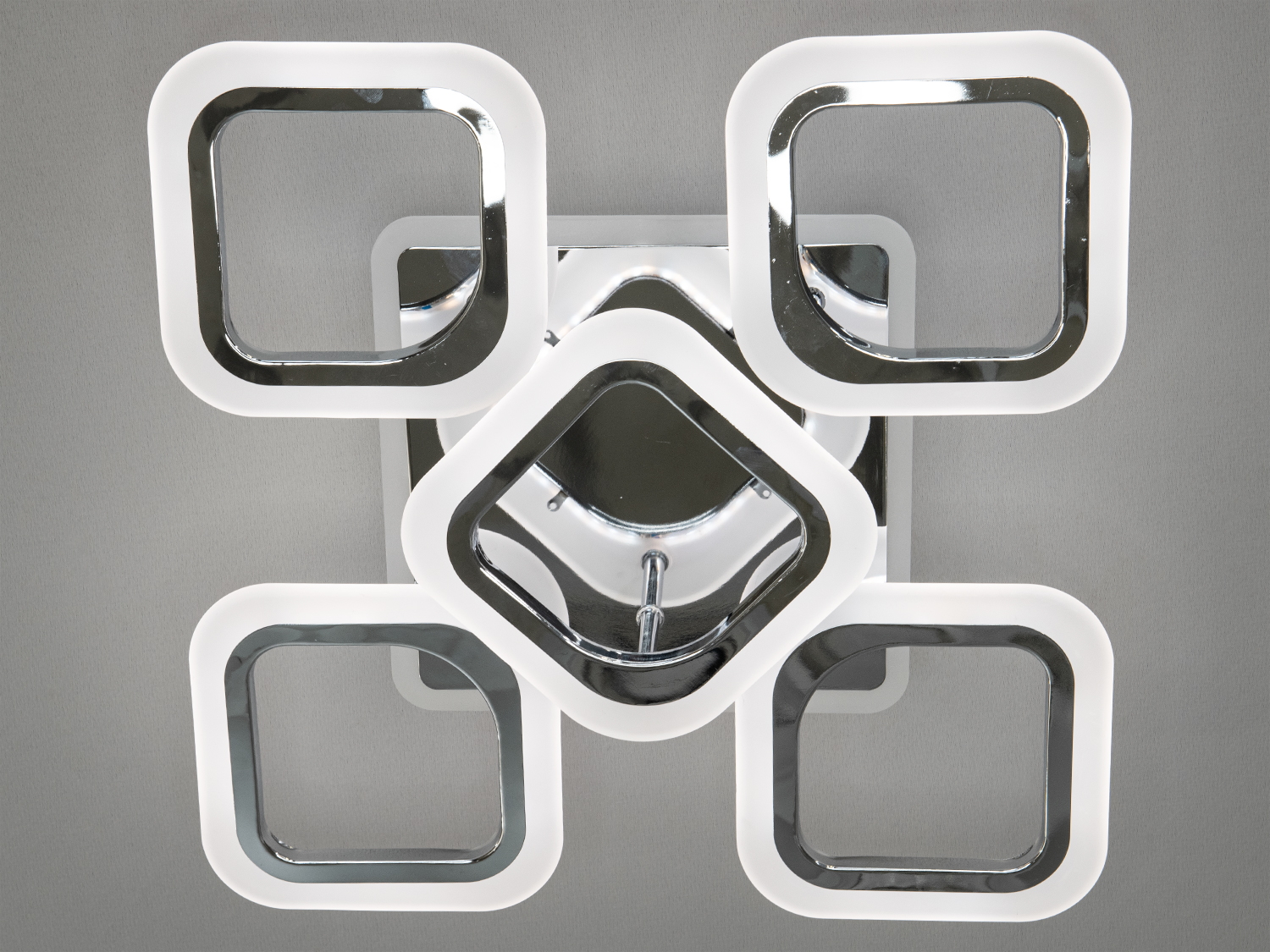 Стильна LED люстра на кухню з LED підсвічуванням, з пультом, з димером з вишуканим геометричним дизайном – це втілення елегантності та сучасних технологій. Її унікальна форма, заснована на поєднанні квадратів, що плавно переплітаються, створює візуальний акцент.