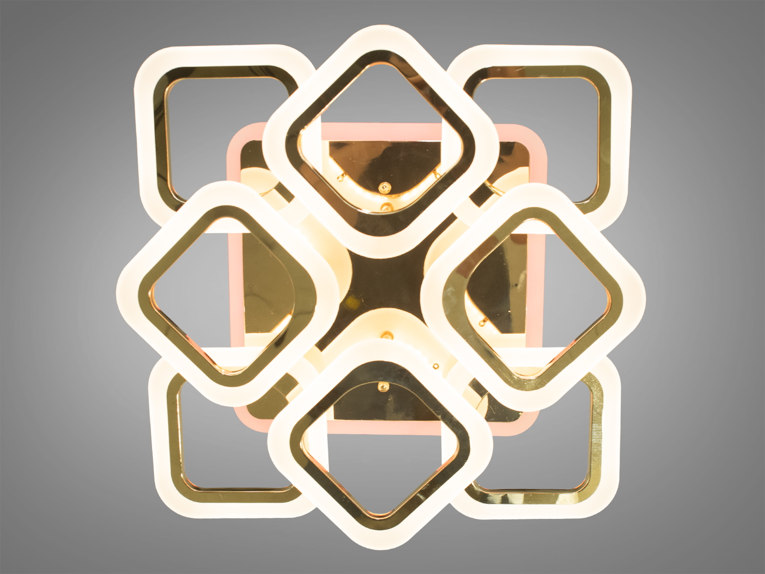 Стельова люстра в дитячу з пультом, диммером і LED підсвічуванням підходить на площу приміщення приблизно 16кв.м. Застосовується для зали, вітальні, спальні, кухні, коридору, дитячої кімнати, оскільки відсутні скляні елементи.
Світлодіодна люстра має кілька режимів: холодний 6000К, нейтральний 4100К, теплий 3200К, включення-вимикання, кольорове підсвічування, суміщений режим - будь-яке основне світло плюс будь-який колір світлодіодного підсвічування. Люстра має електронний димер, що дозволяє регулювати яскравість люстри від 5% до 100% за допомогою пульта, що входить до комплекту. Люстра світить яскраво, але не сліпить за рахунок матеріалу акрилу, до того ж цей матеріал дуже міцний його важко пошкодити.
Кріпиться до стелі будь-якого типу універсальним кріпленням на монтажну планку.