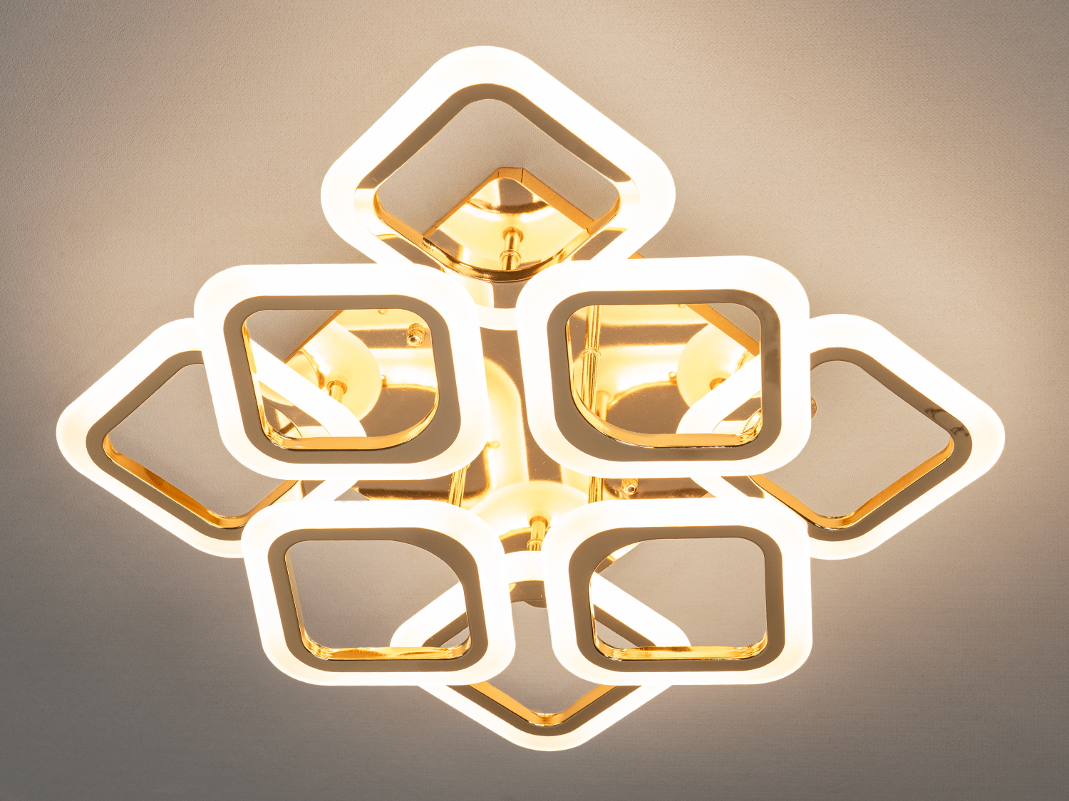 Світлодіодна люстра в дитячу з диммером - це візуально багатошарова світлова композиція, що ніби застигла в моменті руху. Її футуристична геометрія побудована на зміщених квадратах із заокругленими кутами, що створює ефект динамічного світла та тіні навіть у вимкненому стані.