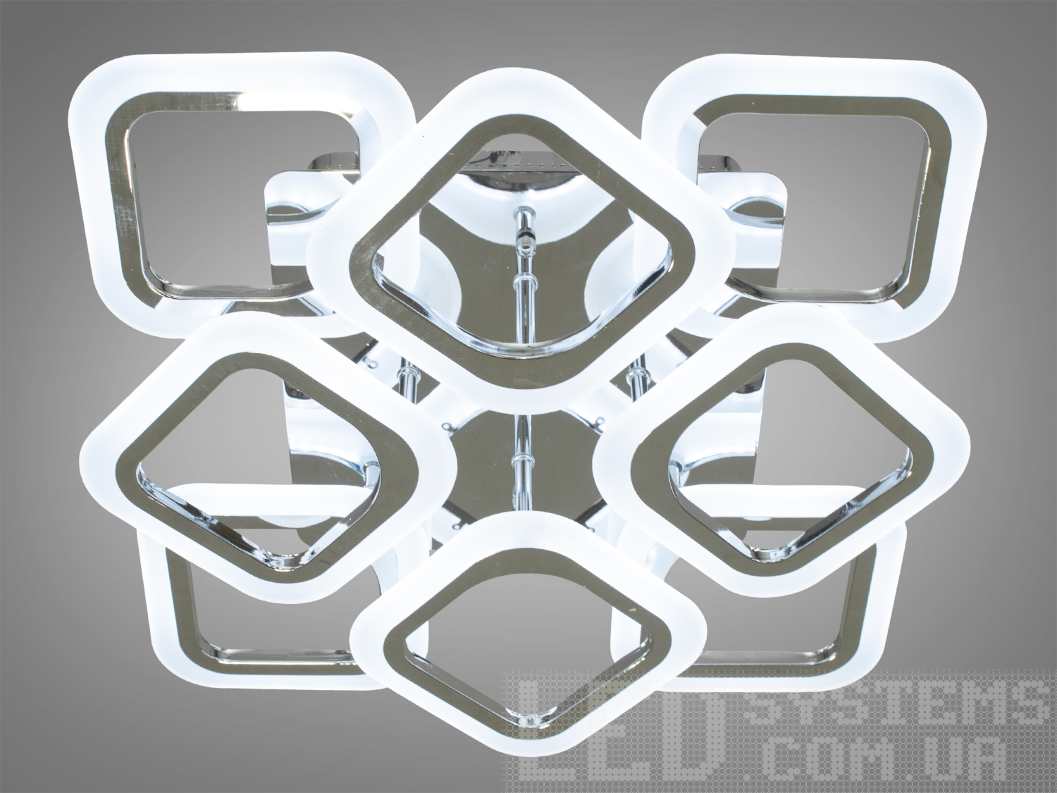 Стильна світлодіодна люстра для кухні з пультом та диммером підходить на площу приміщення приблизно 12кв.м.
Світлодіодна люстра має кілька режимів: холодний 6000К, нейтральний 4100К, теплий 3200К. Регулювання яскравості люстри від 5 до 100% відбувається за допомогою пульта дистанційного керування, що входить до комплекту. Кожне включення вимикання по черзі переводить люстру за такими режимами: холодне світло, тепле світло, нейтральне світло.
Люстра світить яскраво, але не сліпить за рахунок матеріалу &ndash; акрилу, до того ж цей матеріал дуже міцний &ndash; його важко зашкодити. Застосовується для зали, вітальні, кухні, спальні, їдальні, дитячої, тому що відсутні елементи, що б'ються. Кріпиться до підвісних, натяжних, звичайних стель.