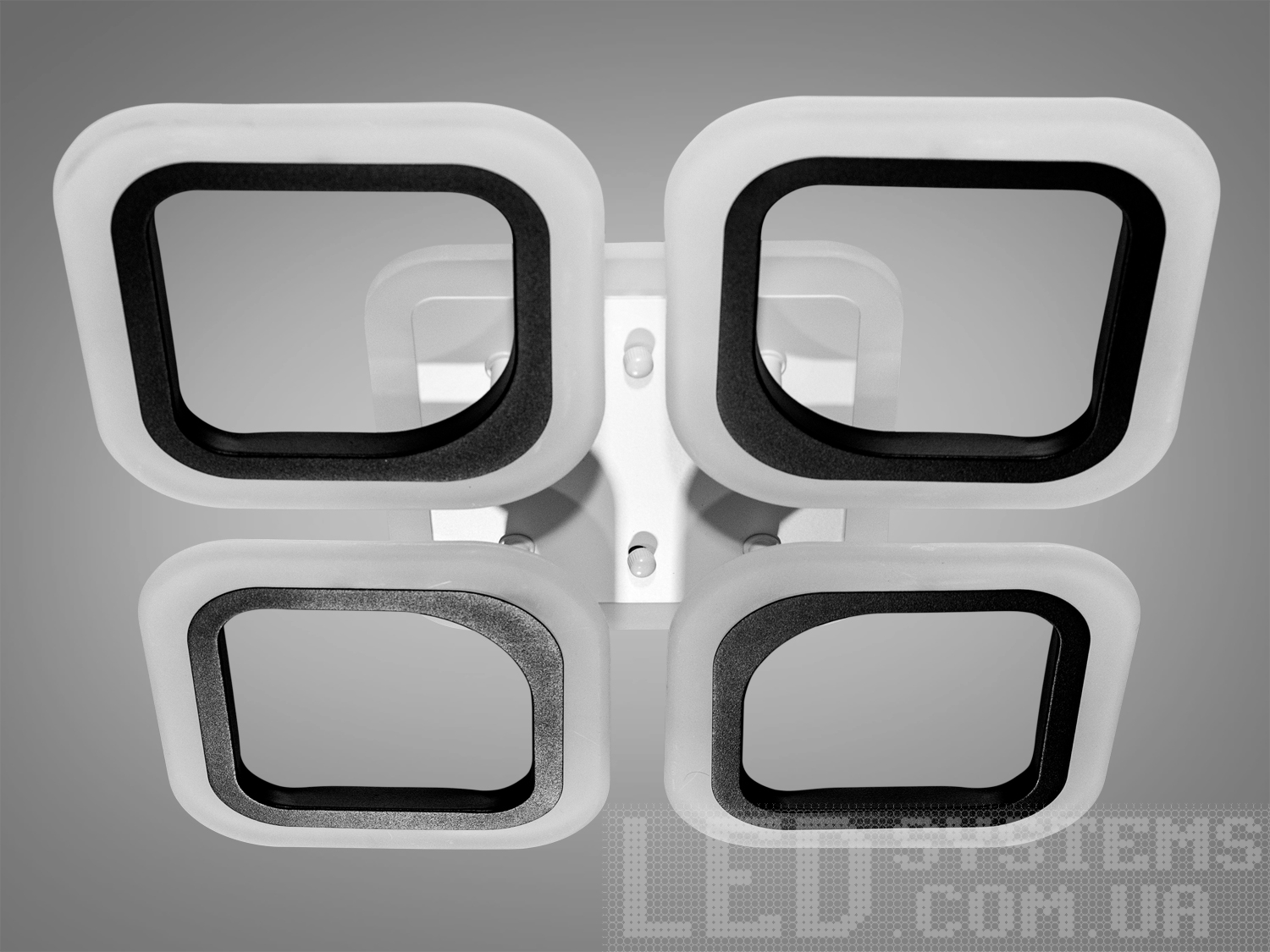 Невелика LED-люстра на кухню з пультом, підсвічуванням, з димером підходить на площу приміщення приблизно 8кв.м.
Світлодіодна люстра має кілька режимів: холодний 6400К, нейтральний 4500К, теплий 2700К, кольорове підсвічування, суміщений режим &ndash; будь-яке основне світло плюс будь-який колір світлодіодного підсвічування. Регулювання яскравості люстри від 5 до 100% відбувається за допомогою пульта дистанційного керування, що входить до комплекту.
Люстра світить яскраво, але не сліпить за рахунок матеріалу &ndash; акрилу, до того ж цей матеріал дуже міцний &ndash; його важко зашкодити. Застосовується для невеликого залу, вітальні, кухні, спальні, їдальні, дитячої, тому що відсутні елементи, що б'ються. Кріпиться до підвісних, натяжних, звичайних стель.